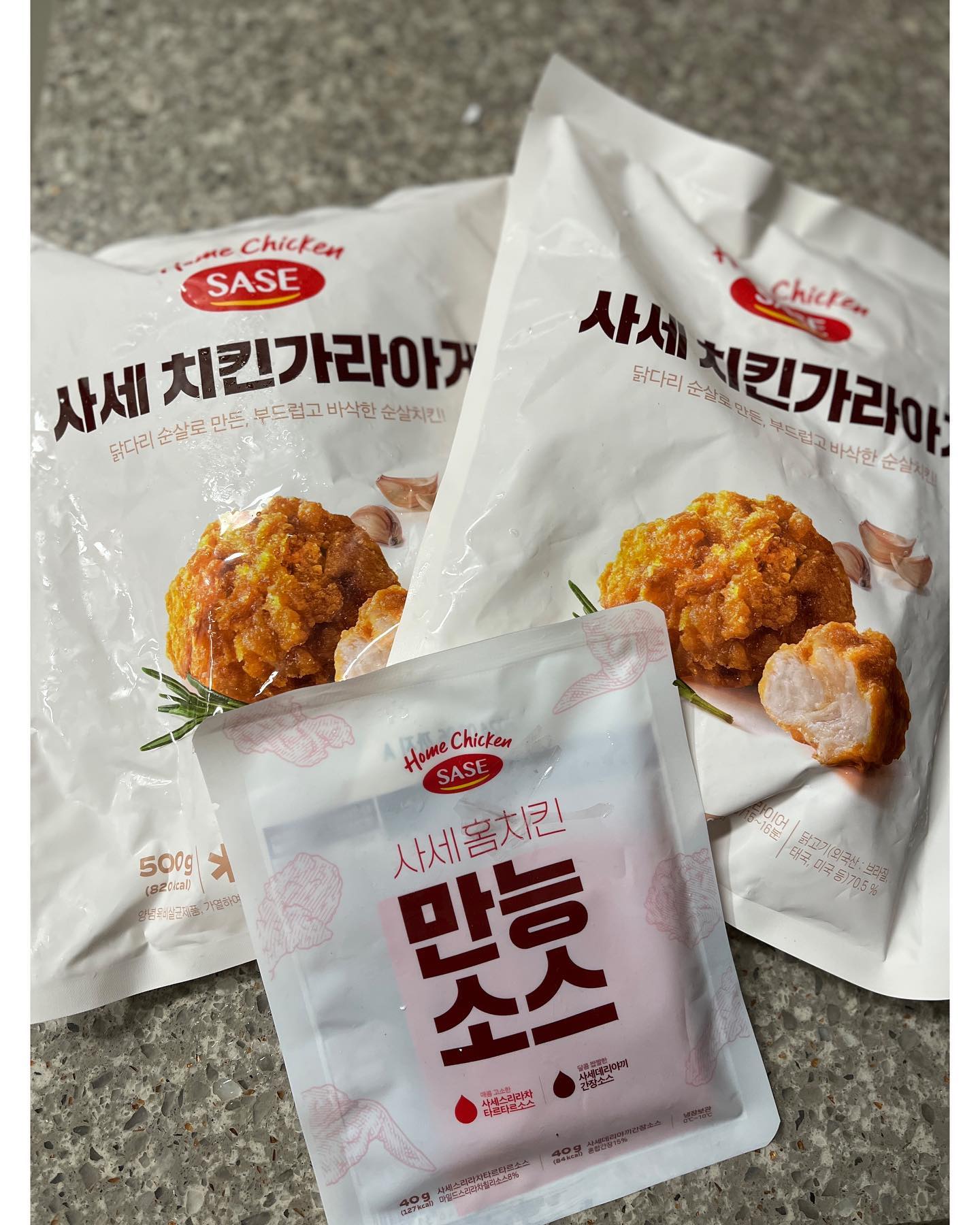 #제품제공
사세 치킨가라아게2봉+홈치킨만능소스2종

차별화된 오븐 기술로 칼로리는⬇️ 맛은 올리고🆙
(100g당 18kcal down)
마늘&특제 간장으로 특유의 닭 냄새를 싹 잡았어요👍
1~4인 가구 모두 즐길수 있는 300g,500g라인업 구성
최적의 전분 배합으로 가장 바삭한 식감을 까지❤️

부드럽고 육즙 가득한 닭다리살
안주와 간식, 밥반찬으로 딱👍

냉동보관 -18도이하, 에어프라이어15~16분, 프라이팬6-7분

#사세치킨가라아게 #사세치킨 #사세홈치킨