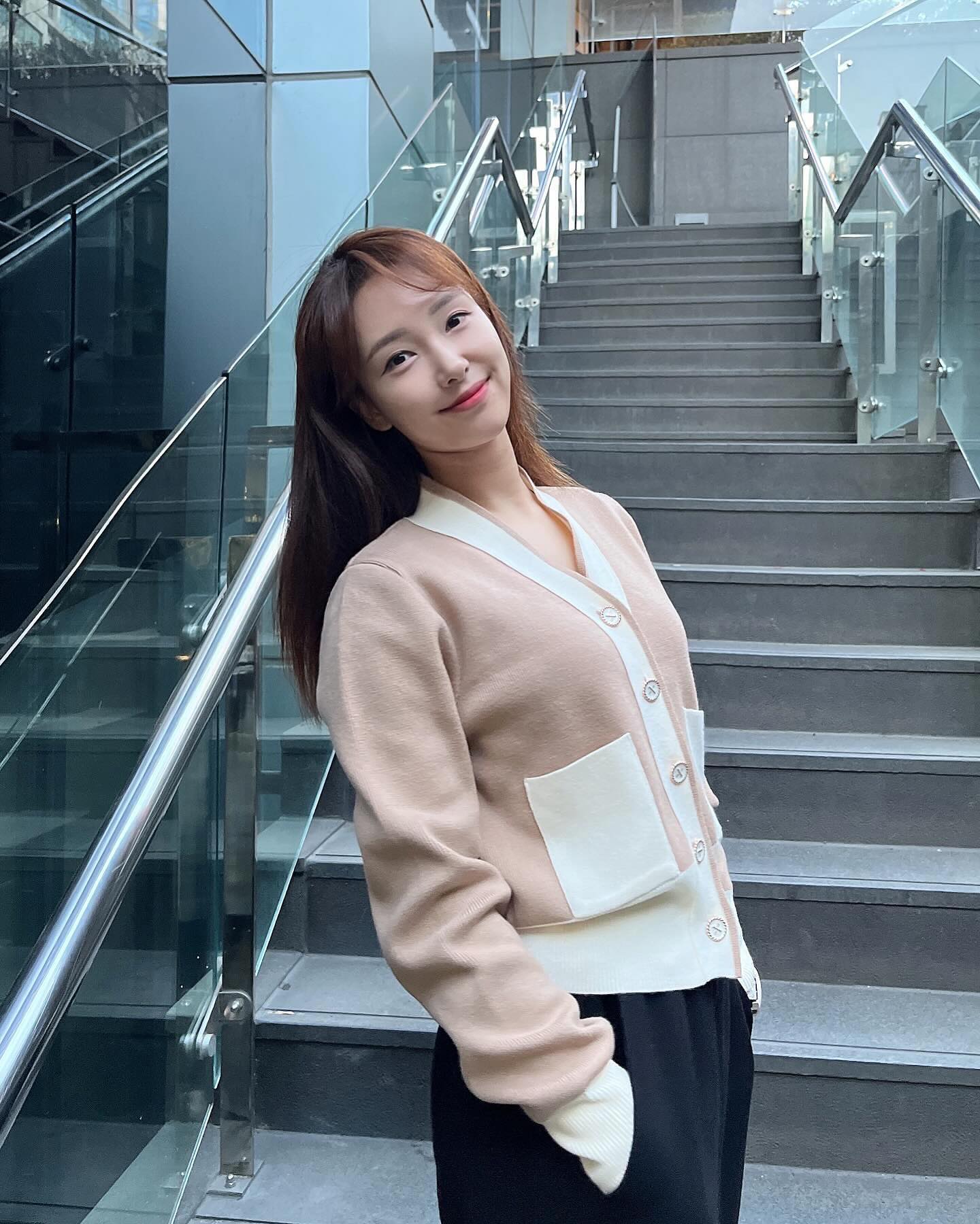 주말엔 가디건 툭 걸치고 총총😆