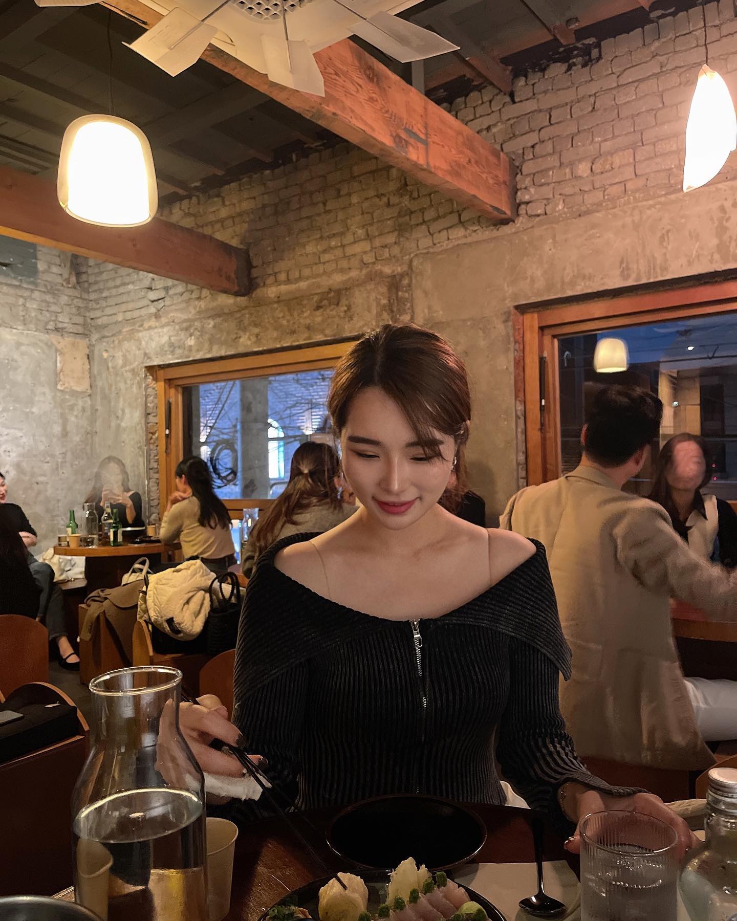 오랜만에 언니만나서 잼나게 보낸날 
#우행시 10장 꽉채우기 🖤🖤🖤 

다 같아 보이지만 3곳이나 다른곳들이에요 ! 

#남영평화 에서 먹은 #삼치회 
고소하니 맛났는데 요런건 곁들이는 소스류 듬뿍 해서 먹어야죠 
홍합가득 #조개라면 은 무조건 시켜드세요 ! 🍜

(어두운 분위기라 늙은이는 눈이 살짝 침침해졌는..😅)

꼬치류는 남영역 부근에 있는곳인데 여기는 그냥 진짜 대박..
그냥 일본 감성 그자체였어요 !!! 
음식까지도…👍👍👍 (그리고 한가지는…!! 
말하지 못하는.. 현장을 눈으로 목격해서 더 잼나게 맛있게 즐겼던 곳)

진짜 여긴 또 또갈꺼야!!!!!!! 
어두워도 분위기 넘 좋다며..😛 텐션 폭팔해서 샷추가 하이볼을 몇잔을 먹었..을까요 ^.^!!!!!🍻헤헿