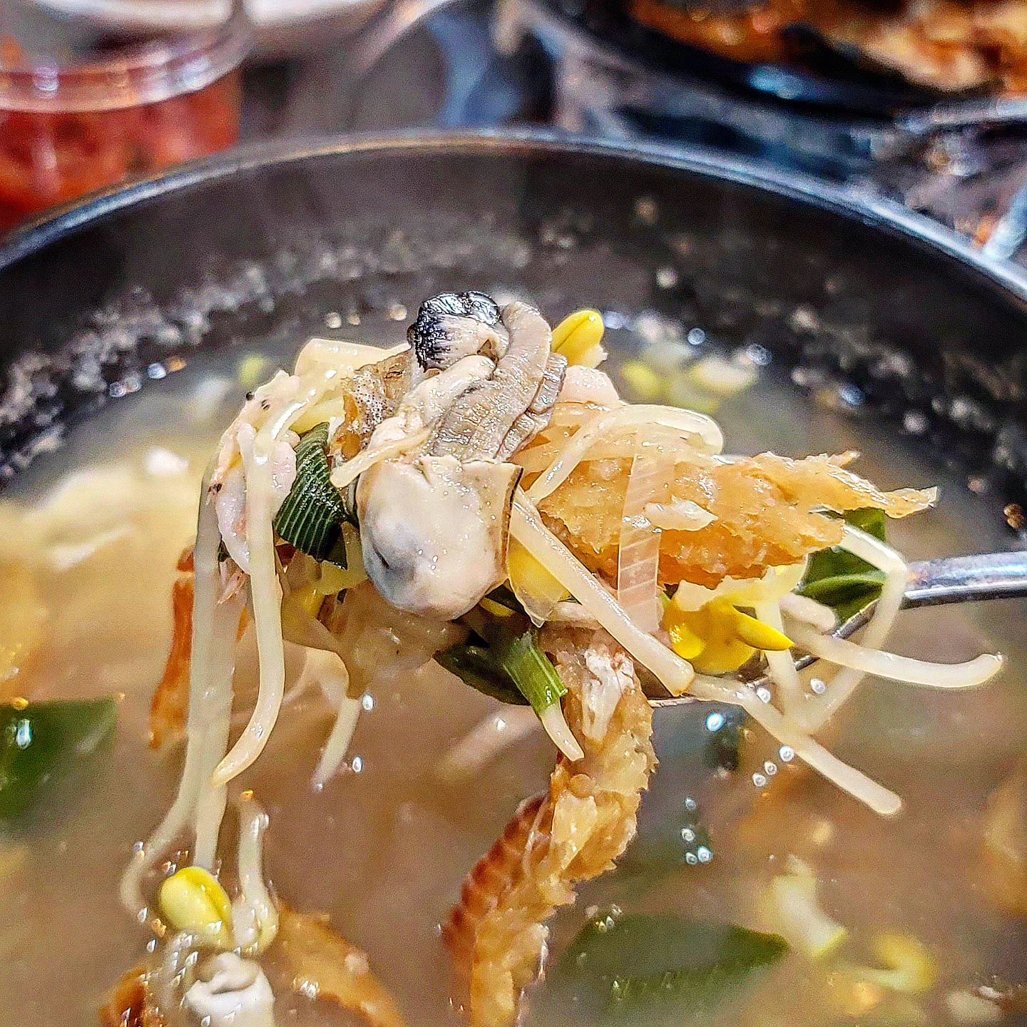 해장타임🤭

용쉡표 #콩나물국밥
+친정엄마표 #파김치 =꿀조합

황태가득 굴가득~시원합니다!!!

아,,.이럴줄 알았으면 한병 더마실껄😁😁😁

#남편요리 
#황태굴국밥 #콩나물굴국밥
#콩나물해장국 #해장국
#맛스타그램 #먹방기록 #맛있다그램
#foodstagram #foodblogger 
#맞팔해요 #선팔환영 #선팔은맞팔