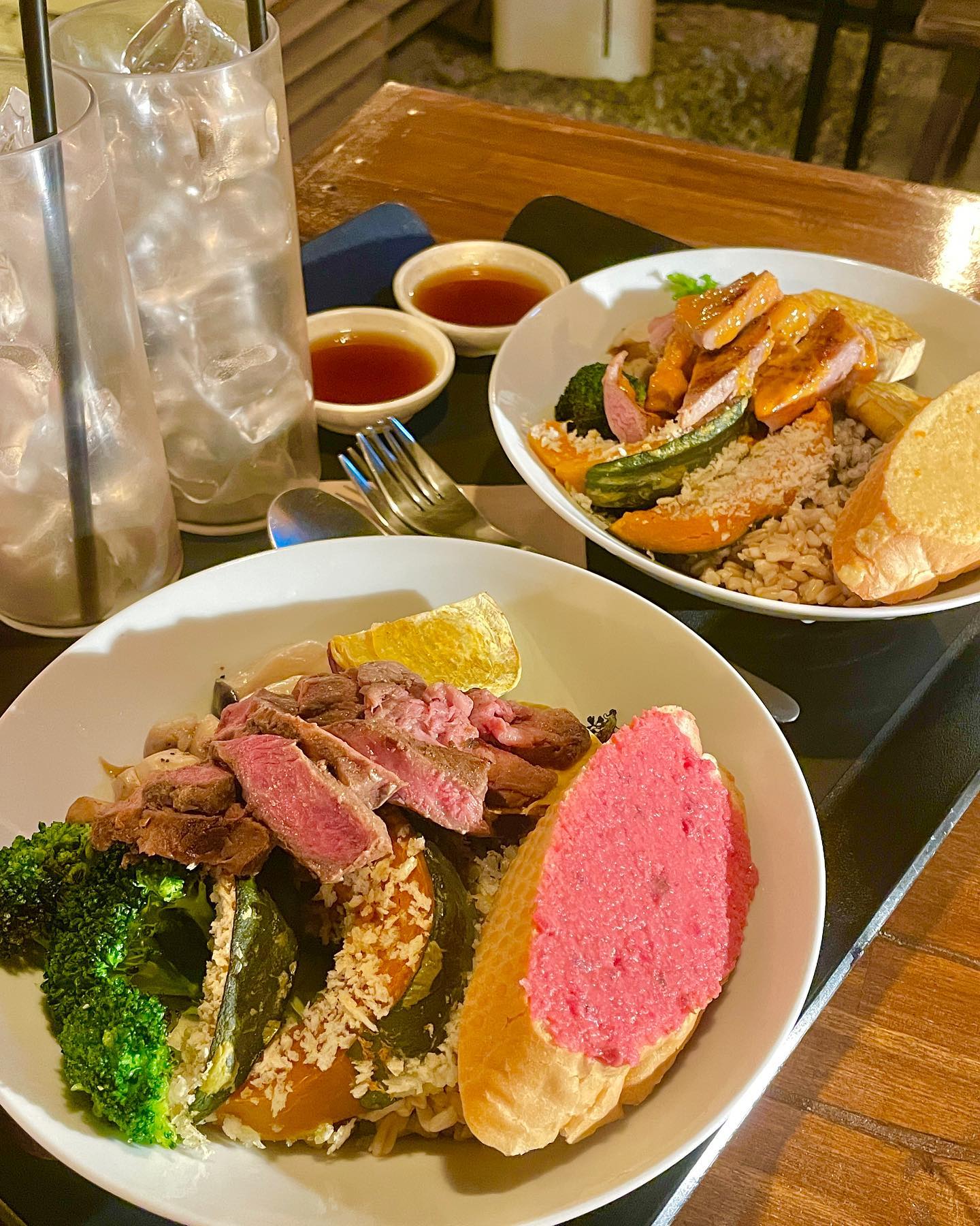 연희동 그릴드샐러드 맛집 <팔레트 샐러드>🎨💚

분위기 좋고 맛도 좋은 연희동 샐러드 맛집 발견✨
건물 지하에 위치한 샐러드집인데
와인바 느낌 가득한 인테리어가 정말 최고👍🏻💡
평소에 알고 있던 보통의 샐러드집과는 확연히 다른 분위기! 💜

분위기 있는 조명과 인테리어에
수비드 공법으로 조리한 부드러운 고기토핑까지🥰

특히 기름없이 구워낸 단호박, 브로콜리, 고구마 등
다양한 그릴드채소가 너무 맛있었다🍠🥦❤️

맛있게 먹는 방법은 후무스가 발린 빵 위에
고기와 채소를 얹어서 먹기!! 👍🏻🥗
소스는 부어서 먹는 것보다 찍어 먹는 게 훨씬 더 맛났다

가격도 합리적이어서 더 맘에 들었던 곳! 😊🫶🏻

홍대, 연남동에서 가볍고 건강하게 한 끼 먹고싶다!
하는 분들은 팔레트 샐러드로!🎨✨

📎 수비드 비프팔레트 12,900
허니라차 포크 팔레트 11,900

✔️ 서울 서대문구 연희로 83 은혜빌딩 B1층
✔️ 월(정기휴무), 매일 10:00-20:30(L.O 20:15)