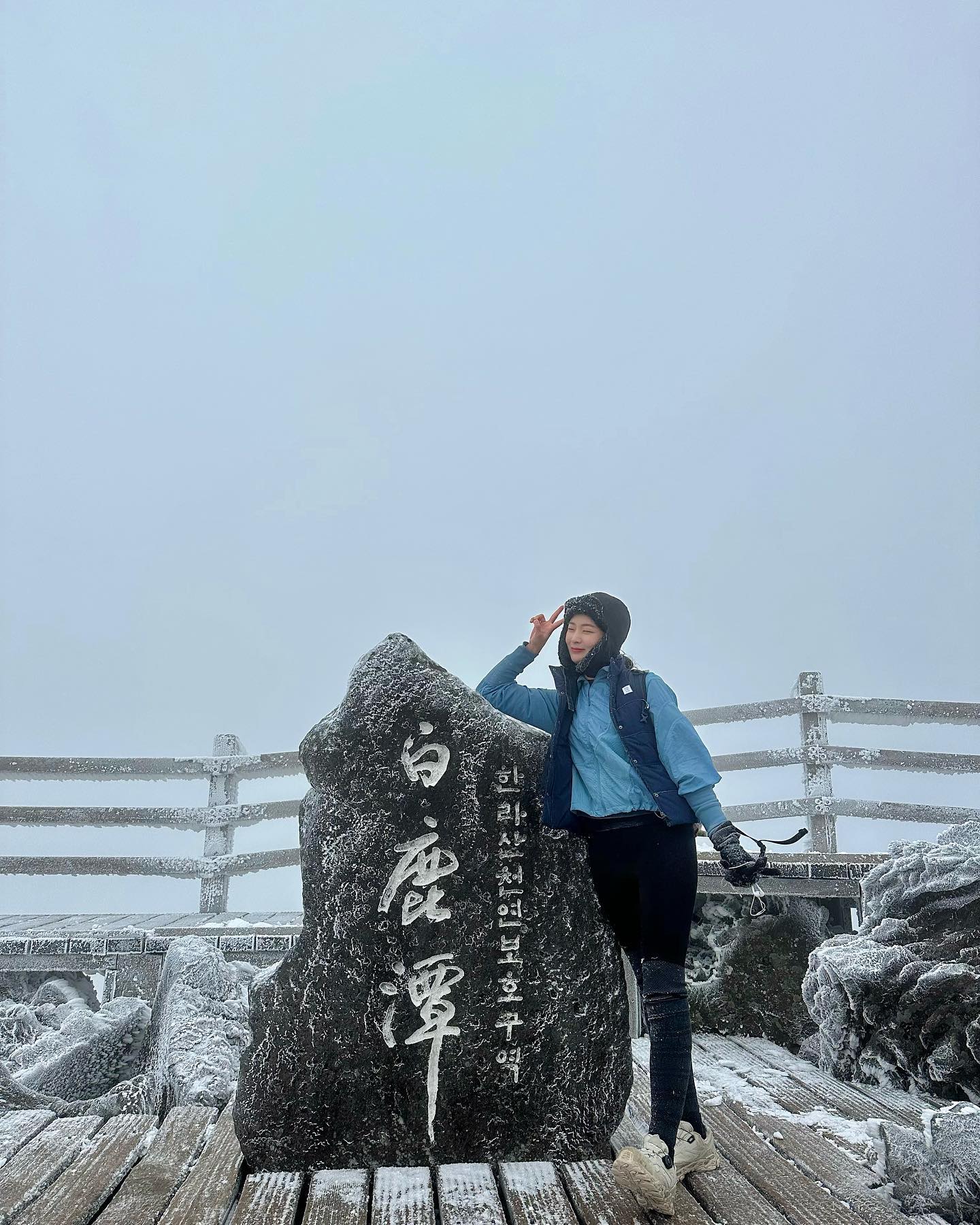 완전 메리크리스마스다🎄
한라산에서 첫눈 ❄️
정상에서 내려오는 사람들이 
왜 다 눈사람이 되서 내려왔는지 
정상을 가서 알수있었다 🫣
인간 눈사람☃️
설산 진짜 넘예뻐서 감탄😳
미끄럽고 추운거 빼면 좋아요~ 🥶
손시려운데 사진찍어주신 모르는 분 ..
넘나 감사룽🥰