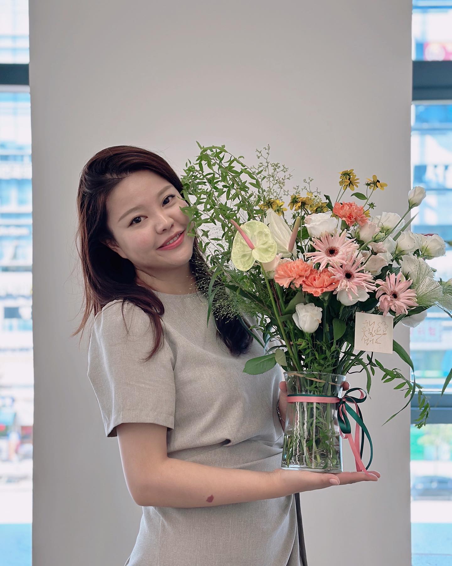.
#경기도청년침여기구 
#2기대표_이세라_미무리
#참여기구_역사_속_인물_나다

나🤔 1,2기 대표하느랴 수고했다! 
무탈하게 소프트랜딩했다.
1기에도 소중한 사람들을 얻었는데 
2기에도 득템💝

약 3년 간, 조직체 리더로 인내도 배울 수 있었고, 
협업을 위해 감는 언어도 많이 쓰면서 
한 결 나이테를 얻는 기회였다. 

힘든 순간에도 같이하는 지원사업단이 있어 든든했고, 
경기도 청년대표라는 완장달고 
마이크잡고 피력하기 위해 고군분투할 때는 
타지역 청년대표들이 팔짱끼고 중심을 같이 해줬던 그 순간. 
청년이라 더 빛났다.

1년, 2년간 같이한 권역대표들 분과장 그리고 
나의 자율분과 위원님들도 다 감사한 존재 
그 자체🥹 

조직체의 영속성을 위해 
사업단의 정규직화와 참여기구 위원들의 단결성. 
그리고 경기도의 지원과 지지. 
삼위일체를 위해, 3기에도 같이하며 그림자처럼 중력을 다해야겠다. 

이렇게 또다른 시작🤝
 
#경기도청년참여기구3기 kimdongyeon_dy gyeonggi__official