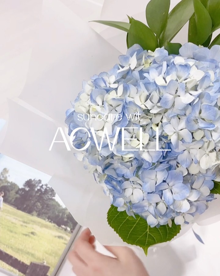 #광고
집 앞 벚꽃도 하나 둘 씩 꽃망울을 터뜨리고 있는 요즘🌸
조금 더 빨리 찾아온 봄을 대비하여 #아크웰 제품을 활용한
봄 스킨케어 루틴을 소개할게요

▫️STEP1. 수분 채우기
사계절 중 가장 건조한 봄에는 수분 충전이 중요해요
#리얼아쿠아밸런싱크림 의 탱글한 제형이 피부에 닿자마자 촉촉
민감초, 어성초 등 수분 밸런스를 잡아주는 4가지 천연성분이
함유돼 있어서 민감피부인 저도 안심하고 사용했어요

▫️STEP 2. 자외선? 태양광선 차단!
자외선 뿐 아니라 블루라이트 등 태양에서 오는
모든 자외선을 차단해주는 민감피부 전용
#솔라디펜스감초수선크림 SPF50+/PA ++++
자연스러운 톤업 효과에 강력한 워터프루프 효과까지!

▫️STEP 3. 눈가 기미/잡티 케어
민감한 눈가 전용 선스틱이에요! 태양광선 차단은 물론
기미와 잡티 케어까지 함께 할 수 있어요
2가지 제형이 함께 있는 스틱으로 가운데 부분은 눈가 잡티를 커버하고
테두리 부분은 눈가 브라이트닝 케어에 도움을 주어요
휴대하기에도 너무 좋은 사이즈와 디자인!

아크웰과 함께 봄철 스킨케어 함께해요
#아크웰_공식서포터즈1기
