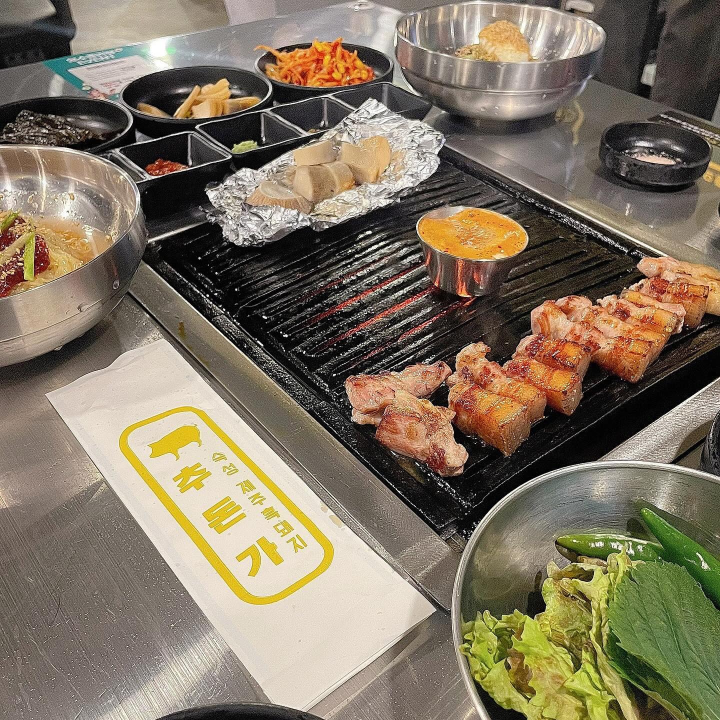 #협찬 
🍽️#추돈가

마곡에 위치한 추돈가 다녀왔어요:)

숙성 제주 흑돼지만을 고집하는곳이라
진짜 인기 많은 핫플입니다🙌🏻

✔️오겹살 주문
숯불에다 직접 구워주시는데
정말 너무 쫄깃하고 맛나더라구요 ㅠㅠ
같이나오는 새송이구이도 🫶🏻

비빔냉면 시켜 같이먹으니 진짜 
살살 녹아요🤍

마곡 데이트, 모임장소로 추천드려요!
#발산역맛집 #마곡맛집 #마곡회식 #리뷰노트 .
.
.
.
.
.
.
.
#ootd #좋아요반사  #좋반 #맞팔  #셀카 #fvf#팔로우  #연남맛집 #연남동맛집  #잠실맛집 #일산맛집 #일산카페  #파주맛집  #마곡나루맛집 #파주카페