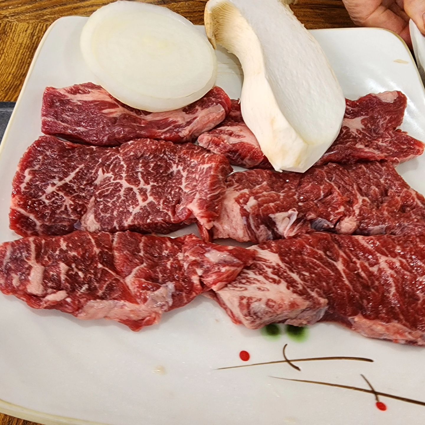 대연동 못골갈비에서 본갈비 2인분 주문^^
일단 기본찬들이 정갈하게 세팅~
특히 배추장아찌와 궁채장아찌를
고기와 함께 먹으니 더더더 맛있더라고요.
금방한 밥이라서 그런지 
밥이 찰지고 너무 맛있었어요
저는 술먹을때 밥을 잘안먹는데
밥이 맛있어서 먹게 되더라고요
ㆍ
#대연동고기맛집#대연동점심특선#대연동데이트#대연동가족모임#부산대연동갈비#부산갈비#부산점심맛집#대연동점심#대연동가성비#대연동회식#대연동단체손님