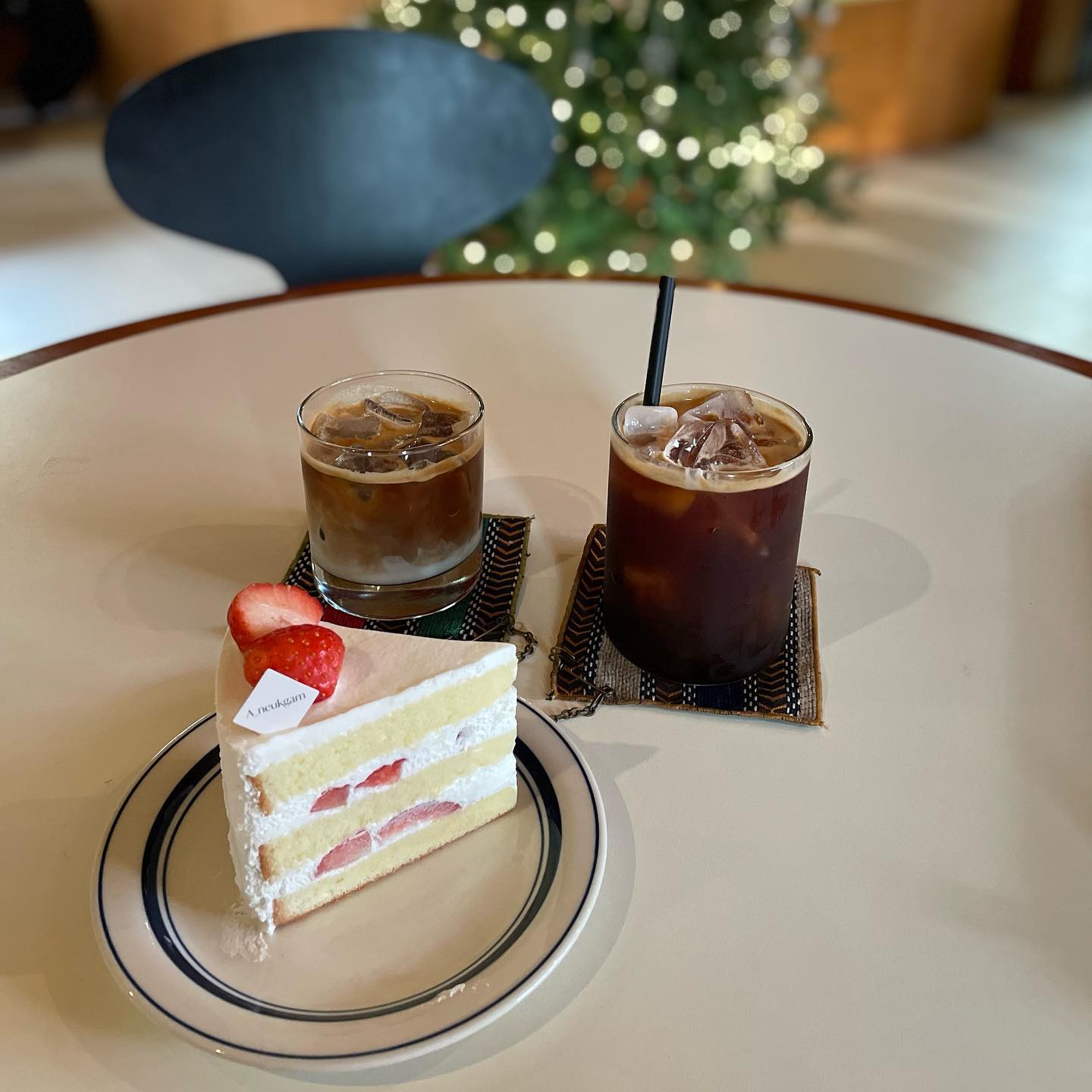 제가 친구 만나러 갔던 행궁동에서 찾은 카페 추천드려요🤤

#아늑감 

행궁동 메인거리에서 살짝 벗어나 메가커피 옆 건물 2층에 있습니다!
매장은 건물 왼편에 외부 계단을 통해 들어갈 수 있습니다

제가 먹었던 딸기케이크 외에도 다양한 종류의 케이크가 품절 없이 진열되어있습니다! 다양한 케이크와 디저트를 좋아하신다면 꼭 추천하고 싶은 행궁동 맛카페네요🩷

내부에 2~4인 테이블도 많이 배치되어있고 우드톤으로 된 인테리어가 좋았습니다! 특히 의자가 너무 편하고 적당히 대화하는 분위기라 친구나 연인 사이에 가기에 너무 좋을 듯 합니다 ! 😊

p.s. 또 2월 초인 현재도 트리가 있으니 크리스마스 분위기를 아직 즐기시고 싶으신 분들께도 추천드려요!!

#아늑감카페 #행궁동 #행궁동카페 #행궁동카페추천 #케이크맛집 #수원맛집 #수원카페 #수원카페추천 #딸기케이크 #플랫화이트 #먹스타스램 #먹스타맛팔 #리뷰스타그램 #리뷰어 #소통 #좋아요반사 #카페투어