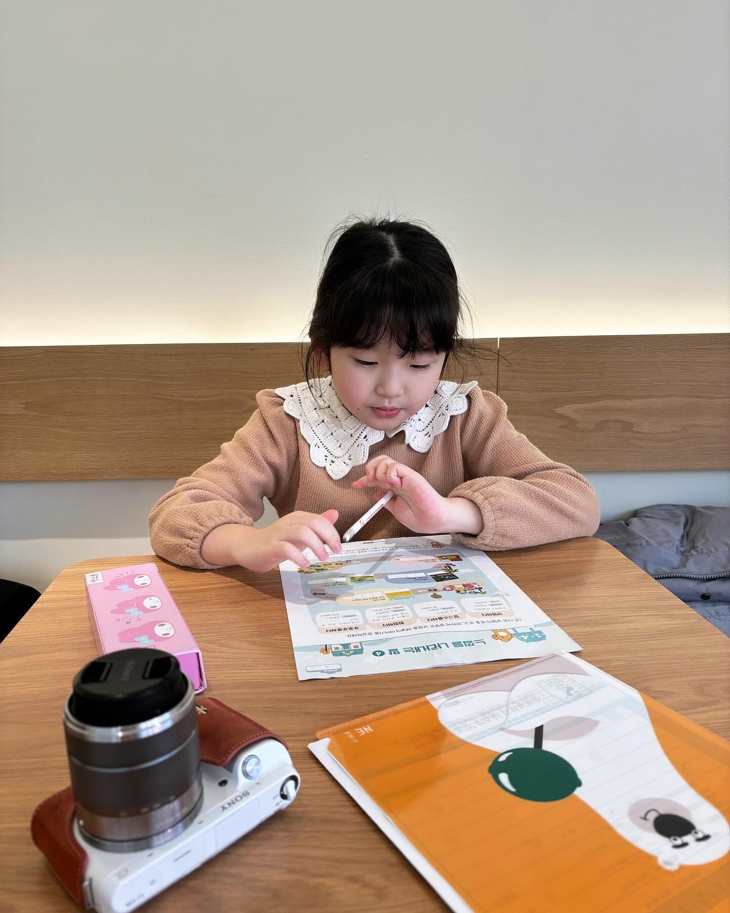 #협찬
방학동안 열심히 풀어보고 있는 #미래엔 #하루한장시리즈
꾸준히 풀어나가 벌써 이만큼👍🏻겨울방학동안 부지런히 풀고 있다.
.
어휘 1,2 단계, 독해 2단계, 비문학독해, 독해+ 이렇게 5권을 매일 나눠서 하루 2권 2장씩 풀고 있는데 각각 문제 유형도 다르고 주제도 달라 좋다☺아이의 어휘력, 독해력을 차근차근 쌓아올리기 참 좋은 구성! 함께 돌아가면서 풀기 잘했다 싶다.
.
특히 비문학독해가 좋았다. 첫 주 주제가 계절마다 다른 날씨 였는데 강수 확률, 일교차, 기상예보와 특보의 차이, 기단 등 잘 몰랐던 어휘들을 익혀나가고 지도, 표, 포스터나 사진 등을 통해 다양한 유형의 문제를 풀어볼 수 있어 좋았다. 덕분에 아이와 일기예보를 보면 내일, 이번주 어떤 날씨일지 아이가 어느정도 이해하는 느낌!
남은 방학도 힘내서 잘 풀어보자😊❤
.
miraenkids
#초등어휘 #초등독해문제집 #초등문해력 #하루한장 #자기주도학습 #초등국어문제집 #문해력키우기 #초등국어 #문해력문제집