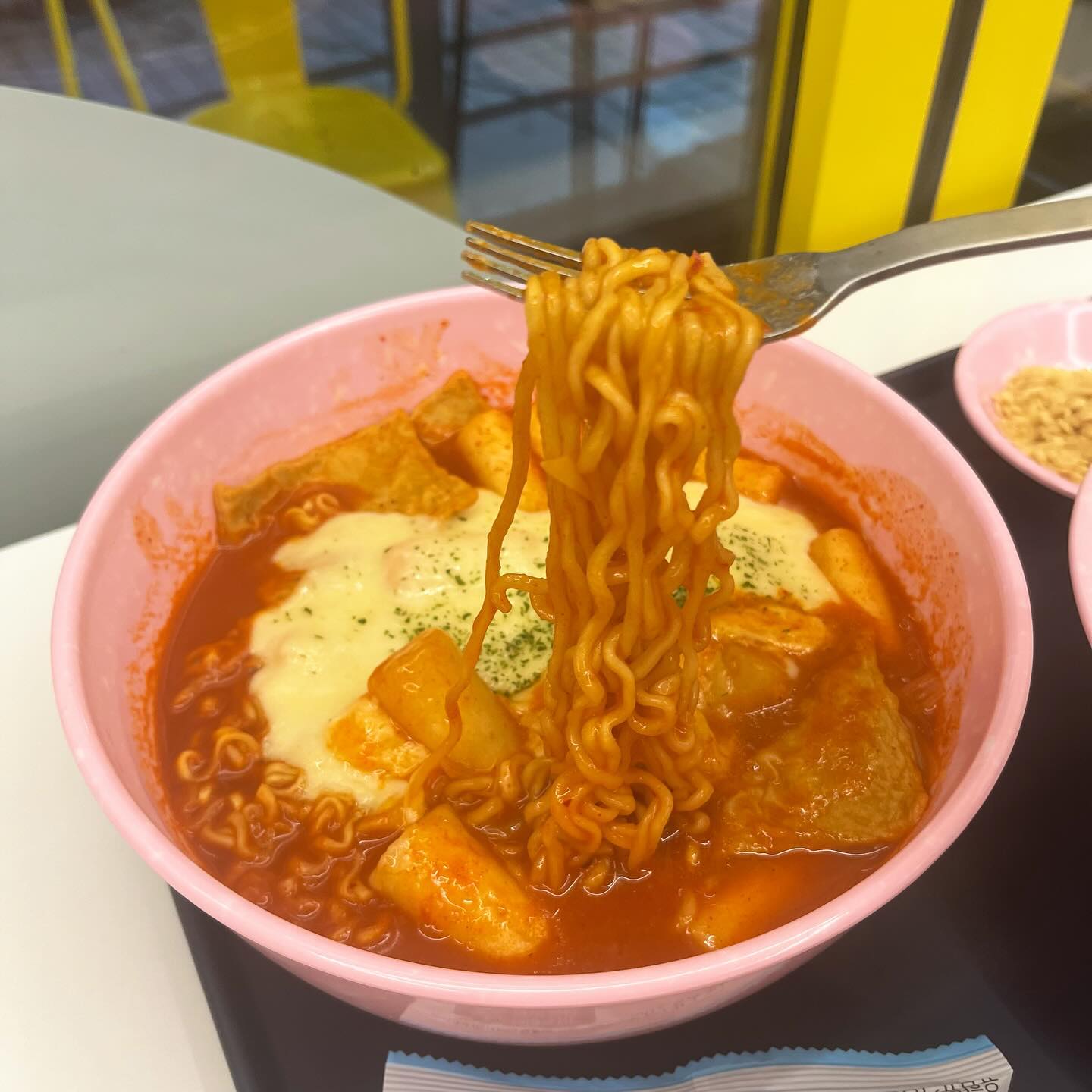 #협찬 동춘] - [스텔라떡볶이]
-
<별 찍어먹는> 떡보끼 맛집.
-
60계치킨의 제2의 브랜드. 매일 새기름이라는 타이틀 답게 스텔라 떡볶이에서도 매일 새기름을 쓴다고 하니 더욱 안심하고 먹을 수 있겠다.
-
면반 떡반 딱 내스타일인 치즈라볶이. 달달+매콤한 라볶이맛에 중고딩때 먹던 추억이 떠오른다. 특이한 건 별모양에 튀김에 떡볶이를 찍어 먹을 수 있다. 별튀김 맛은 카레맛/고소한맛/어니언/할라피뇨/치즈 5종류가 있다.
-
어니언맛 별튀김을 시켰는데 마치 치토스처럼 짭쪼롬하니 떡을 찍어 먹어도 별미. 떡볶이 국물에 부어서 우걱우걱 먹어도 별미. 바삭한 식감까지 더해져서 행복한 라볶이라고 할 수 있다.
-
크림빵은 크림이 무려 5cm. 원래 1980원인데 특가로 990원에 구매할 수 있어서 이득.
.
- 위치 : 인천 연수구 앵고개로 250, 1층 102호
- 번호 : 0507-1379-9133
.
.
#먹고살자🍽️ #동춘동맛집 #스텔라떡볶이 #스텔라크림빵 #스낵 #치즈라볶이 #떡볶이그램 #주현영떡볶이 #치즈떡볶이 #동춘동분식 #동춘동떡볶이 #동춘동라볶이 #스텔라떡볶이인천동춘점 #먹팔 #먹팔로우 #먹스타소통 #먹깨비 #먹소통 #먹친 #먹스타소통환영 #먹스타좋아요 #인스타먹방 #맛집탐방 #맛집스타그램 #스떡