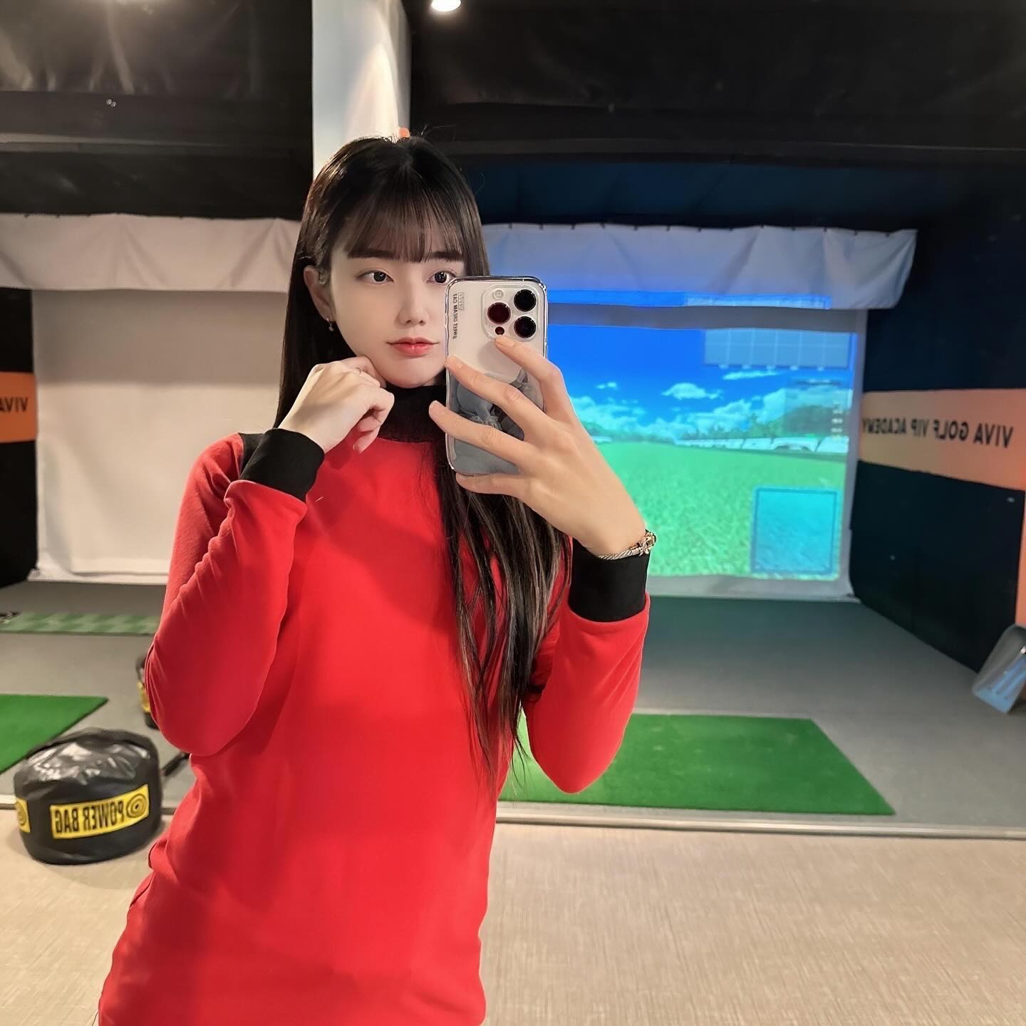 요즘 같은 날씨에 입기 좋은 반목 기모 폴라 티!👕
너무 얇은 옷 입기는 춥고 두꺼운 옷 입기는 답답하고 가볍게 입고 운동하기 좋은 폴라 티 입니당🙌🏻
저는 목이 쪼이는게 싫어서 잘 안입었는데 입어보니 답답함 1도 없이 너무 편하고 따뜻해요🥰

jinygolf.official 
.
.
#golf #golfstagram #golfwear #golfswing #지니골프 #여성골프의류 #골프 #골프스윙 #여성골프웨어 #골프레슨 #골프스타그램 #골프연습장 #골프스윙동영상 #골프연습 #골프프로 #아이언스윙 #비바골프아카데미vip #광주 #서구 #골프레슨 #상무지구골프 #이차윤프로 #차윤tv