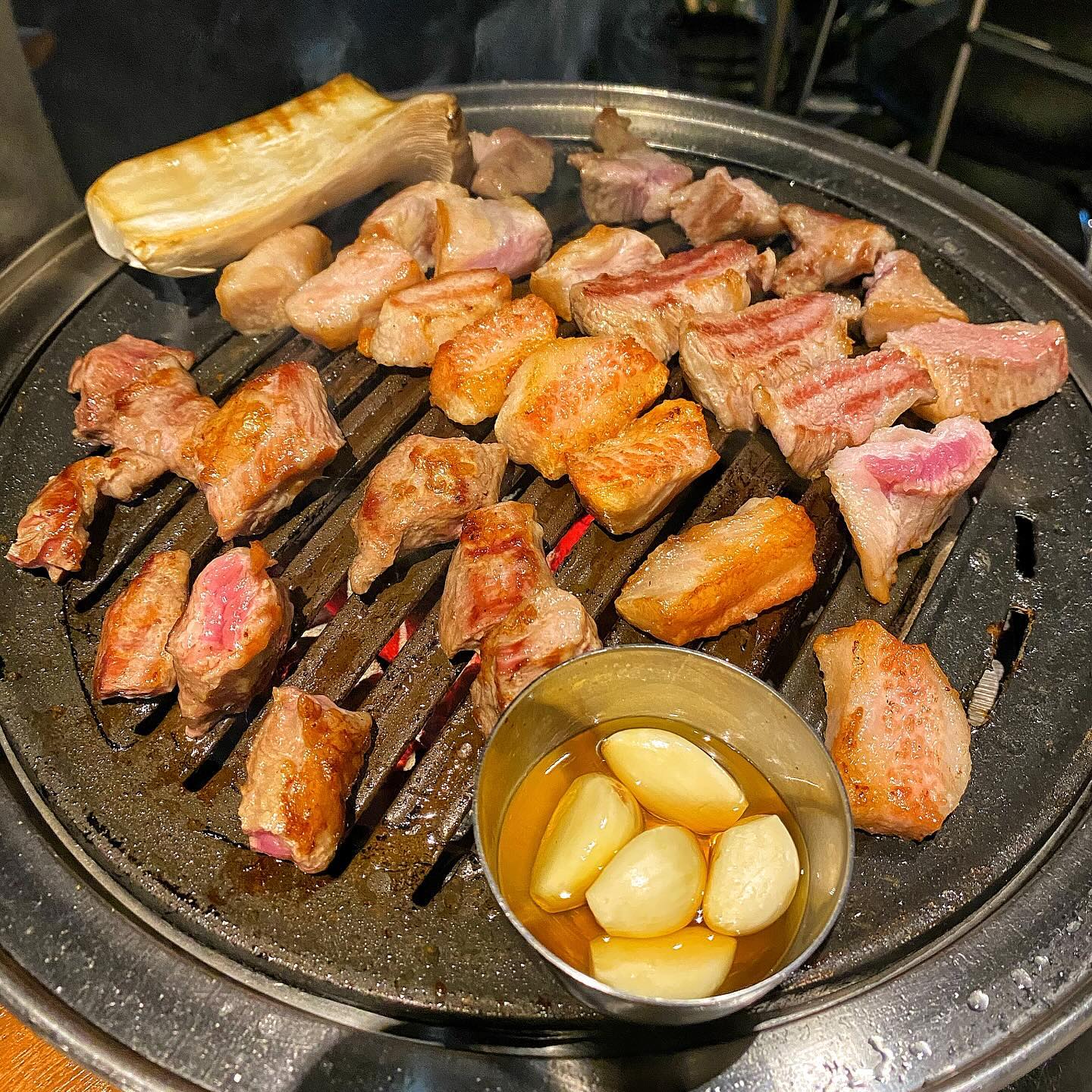 서면 설야멱
양산이 본점이라 이거먹으러 양산까지 갔었는데 이젠 안가도됨.^^
설야멱 오면 항상 주문하는 대표구이 메뉴 네가지. 특등심덧살, 특갈매기살, 특항정살, 특돼지갈비살 요로케만 먹어서 여기서 삼겹살, 목살을 먹어본 적이 없다..ㆅㆅ 갈매기살과 갈비살이 더 쫄깃쫄깃해서 입에 촥촥 감기고, 항정살과 덧살은 기름이 많은 편이라 먹었을 때 육즙 가득!!!!
다 구워주시고, 다 구운 고기를 초킨 미니 버너 위에 올려 주는데 식지 않고 온도 유지한채 먹을 수 있어 좋음.
그리고 설야멱의 요물은 기본으로 제공되는 순두부 찌개. 이걸로 이미 밥 한공기 내지는 소주 한뱅짜리.
.
.
.
#예동_설야멱
#예동_서면 #예동_부전동 
#예동맛집
#설야멱 #전포동 #전포동고기집 #전포동돼지고기 #전포동맛집 #전포동맛집 #서면 #서면고기집 #서면밥집 #서면맛집 #서면고기 #전포동고기 #부산돼지고기맛집 #부산돼지고기 #부산서면 #부산전포동 #전포동핫플 #서면핫플 #전포동점심 #서면점심