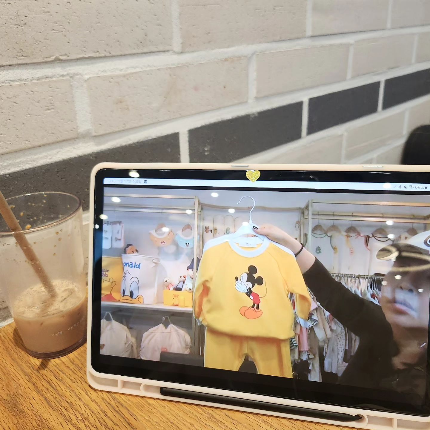 오랜만에 카페에서 힐링🌿
로코마켓TV 첨 보는데 예비맘은 눈이 즐겁넹 :)
귀여운 옷 넘 많쟈나😝😝

roencoco_official
#로앤코코 #로코마켓tv #예비맘 #아들맘 #아기옷 #출산준비 #출산준비물 #육아꿀템 #육아 #아기 #아기용품 #추천 #맘소통 #맞팔 #힐링중
