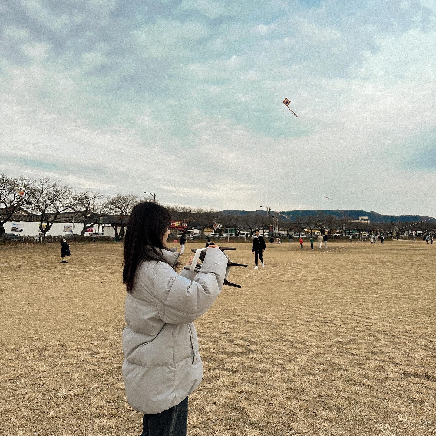 _
Gyeogju, Korea
연 날리기 고수님 만난 날 🪁

대여한 연으로 재미를 즐기던 사람들 사이
눈에 띄게 커다란 얼레를 들고 계신 분을 봤다
잘 안보이는 실따라 올라갔는데 저~~기 위에 점이 하나 보이긴 했지만
’설마,,,,,?‘ 하는 중에 고수님이랑 눈마주침

그 점같은 게 고수님 연이 맞았고, 슨생님께 이런저런 이야기를 듣고 있었는데 갑자기 ”잠깐만 잡고 있어봐요“ 하고 가버리심

알고보니 앞에 다른 놀이로 헤매고 있는 아기한테 가서 하는 법을 알려주시러 간 거였음

근데 안돌아오심 애기랑 계속 놀고 계심
......... 언제 돌아오세요 선생님 저 추워여 🥹
