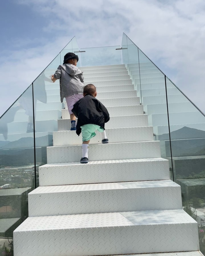 이쁜카폐발견♡
#가평구름산카페 
천국의계단도겁도없이올라가네
인생샷건지기좋은곳