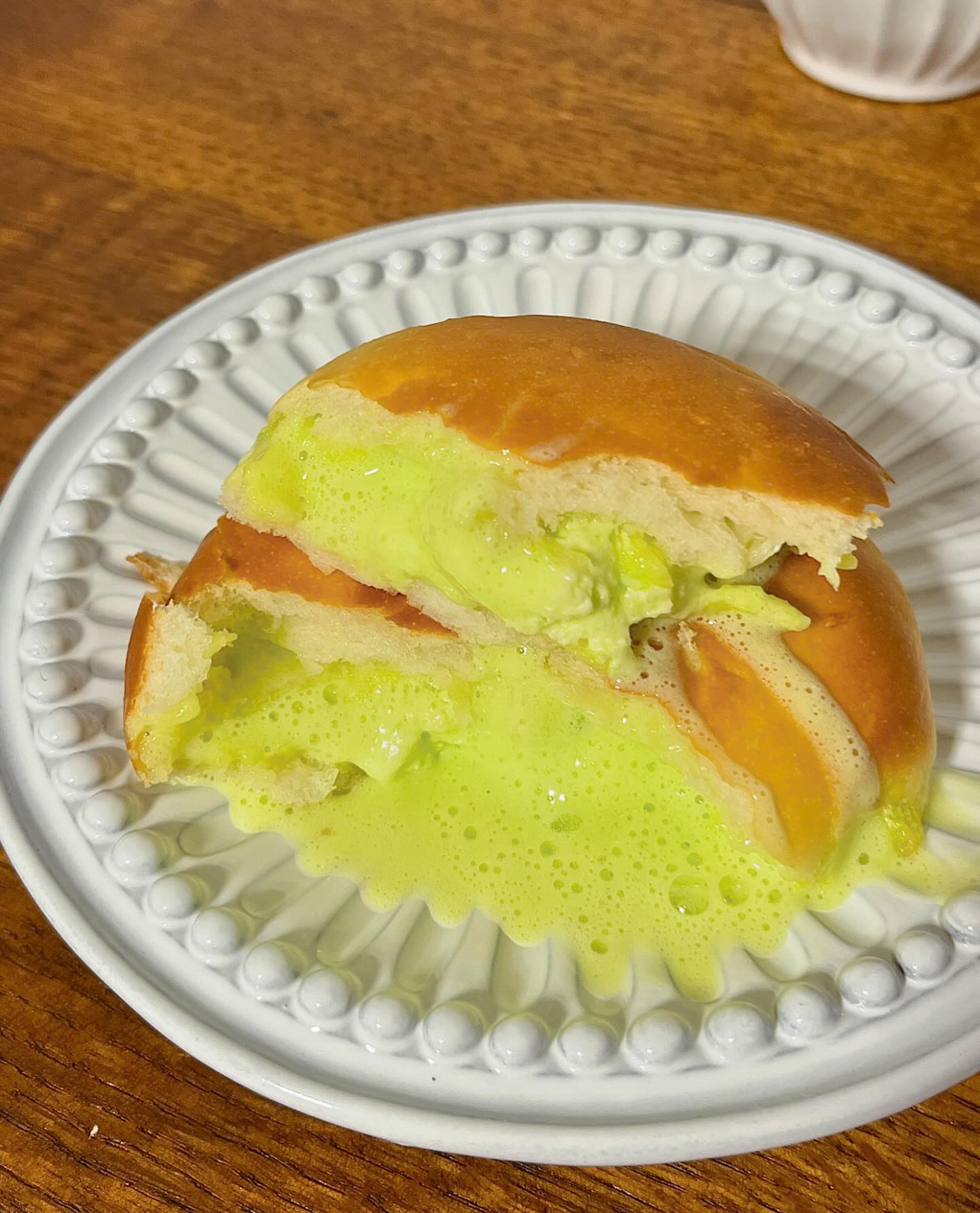 #빵쏘야픽 
메로나를 빵으로 만든다면 딱 요맛 ..🍈 무조건 냉장해동파였는데 이 날따라 해동 기다리 힘들어서 에프 한 번 돌려봐 ? 싶더니 ... 겉빠속쫀 완벽하다 진짜 💗 단 너무 많이 돌리면 크림 다 흐름 주의 ..😂 하지만 완전 촉촉하고 또 바삭하고 달콤하고 최고다 ! 역시 경주당은 어떤 메뉴도 실패 엄꾼 🎉

메론우유 크림빵 2.8
.
.
.
#soya_changwon in 사파
#창원 #창원빵집 #사파동빵집 #경주당