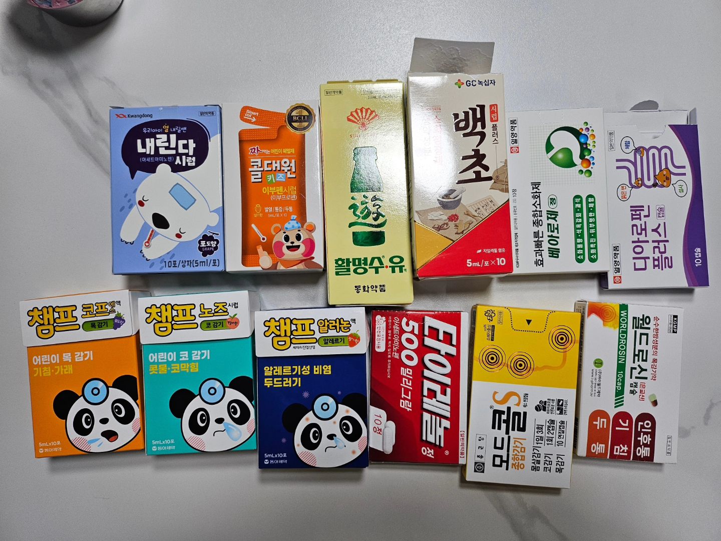 #여행비상약준비 

둘이  다닐땐  상비약 그런거  없었는데,

아이 둘  과  함께하는  첫  해외여행 

배 자주 아픈  다온이  백초시럽 필수

비염 콧물 달고 사는  김오뉴  콧물약  알러지약 필수

여기에  밴드랑  듀오덤이랑  벌레물린 약등.. 약만  한가득이네 

#여행가기전에지침