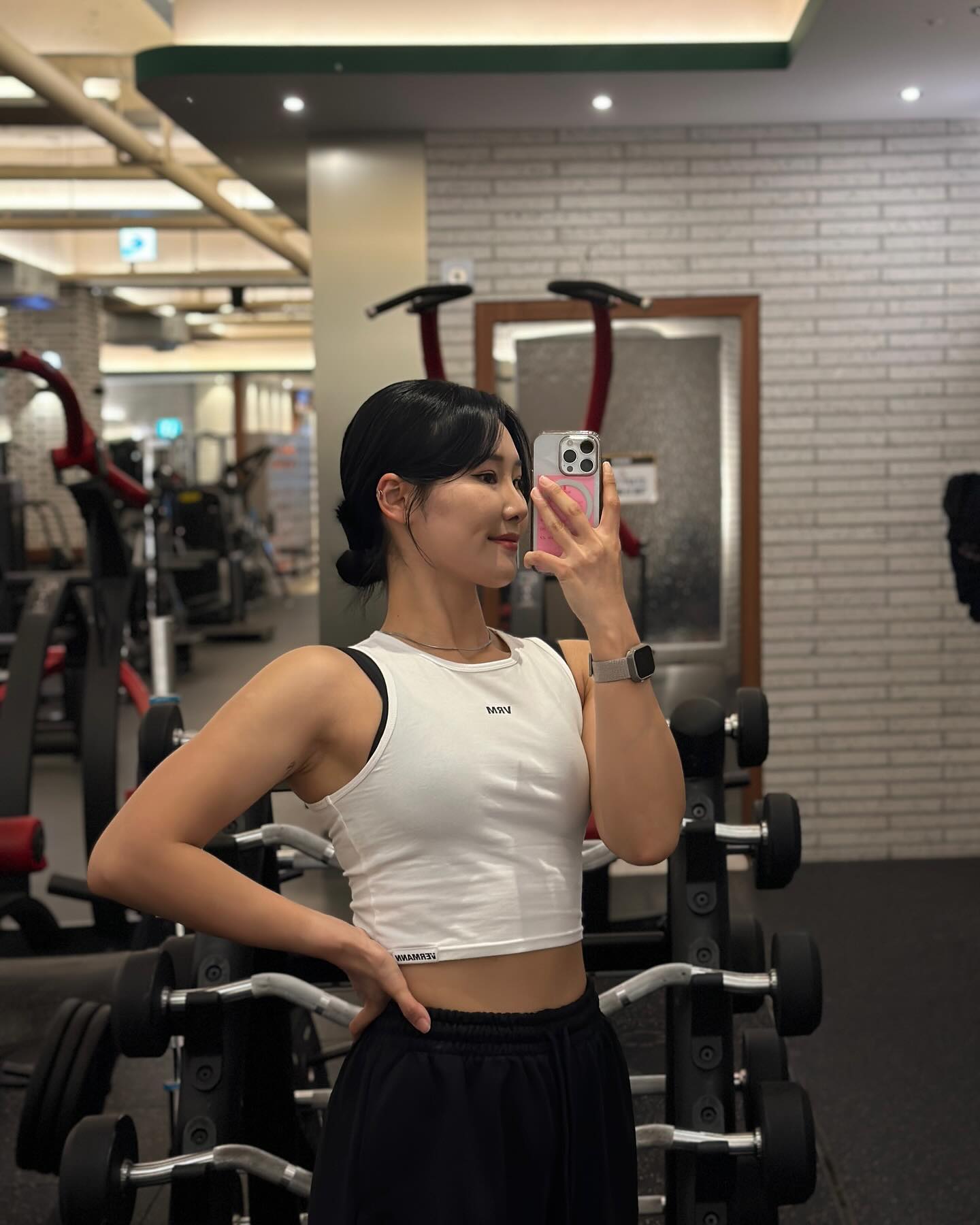 #오운완 #20240111
겨울휴가 1초 아주 짤막하게 즐겼어요
이번주 스케줄 좀 널널해서 주말도 자유로운 영혼일거임
2월 중에 2번째 휴가 갈건데 아직 잘 모르겠구여
일단 놀다왔다는 것에 신남을 표합니다🙌🏻

나니쌤 언제 내 바지 들고가서 이렇게 신나버렸냐고
ㅋㅋㅋㅋㅋㅋㅋㅋㅋㅋㅋㅋㅋㅋㅋ🫶🏻

수잔시 또 데드를 했그등요 80kg 과연 결고ㅓ는,,?
결과는 좀 이따가 알려드릴게요
계모임하러 술마시러 다녀오겠슴댜🫡

_ 수또 데드 day
덤벨풀오버
5lb 20ea
10lb 15ea 15ea
원암 덤벨숄더프레스
10lb 20ea
15lb 20ea 18ea
데드리프트
30kg 12ea
40kg 8ea
60kg 5ea
70kg 5ea
75kg 1ea
80kg 과연?!

#ㅇㅇㅇ #운동기록 #운동계정 #운동복추천 #눈바디 #운동루틴 #식단 #바디체크 #바디프로필 #workout #gym #운동하는여자 #running #태닝 #필라테스#태닝하는여자 #운동스타그램 #gymwear #파트너운동 #원정운동 #데드리프트 #deadlift