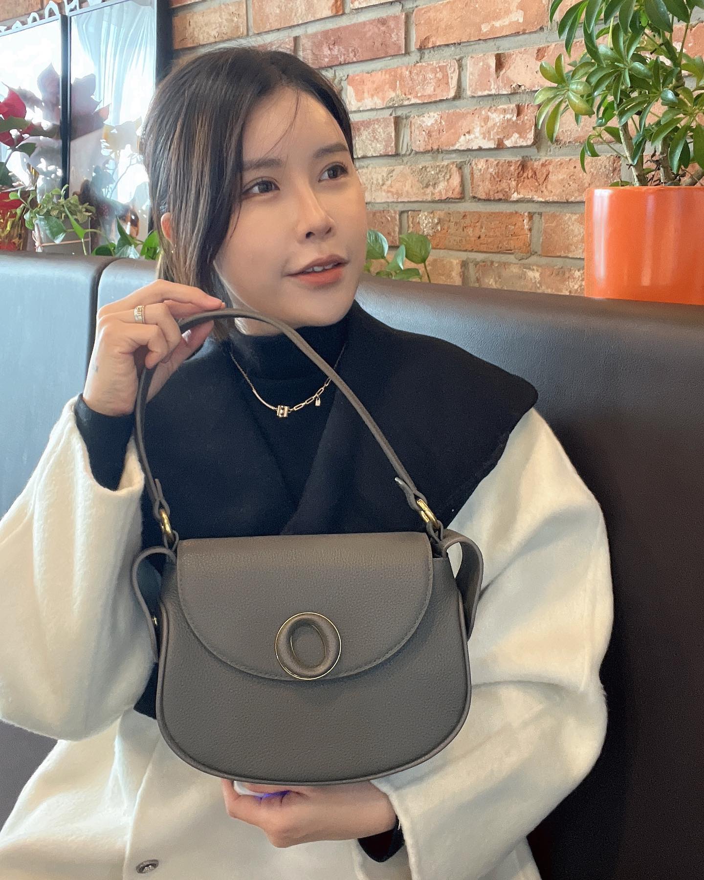 #bobore 4계절 상관 없이 예쁘게 들 수 있는 에돕컬러 숄더백이에요👜
명품가방 못지 않은 퀄리티에 한번 놀랬고! 둥근형태로 여성스럽고 세련된 스타일 챙겨 볼 수 있겠더라고요😛

본토인 미국에서 유명스타 및 인플루언서 사이에서도 많은 사랑 받고 있는 브랜드인bobore인 많큼 출시 이례 꾸준히 인기 있는 미나코백은 훌륭한 디테일들이 돋보였답니다!

자세한 후기는 블로그에서💕
#숄더백추천 #가방브랜드 #가방브랜드추천 #크로스백 #크로스백추천 #20대여자가방 #30대여자가방 #가방추천