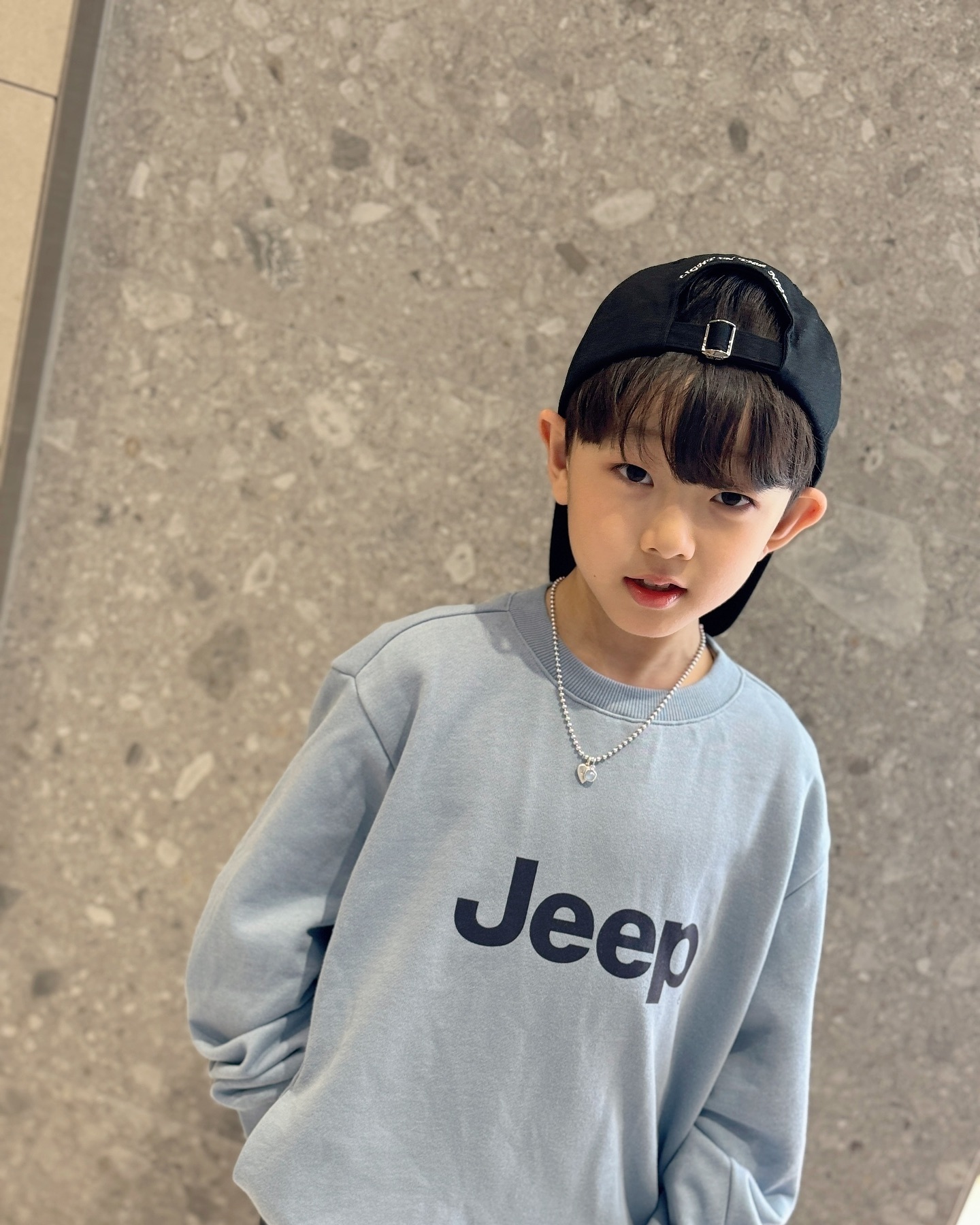 광고 #jeepkids 

jeepkids_kr 

두꺼운 패딩안에 
기모티셔츠는 답답해하고
딱 요정도의 두께감이
코디하기 좋더라구요 👍🏻

지프만의 시그니처 로고프린팅이
고급스럽지 않나요 ? 😎

그레이와 블랙아우터가 많다보니
상큼하게 코디하기 좋은 
스카이블루컬러로 선택했는데
청바지에도 조거팬츠에도 딱이야 !

양쪽 주머니가 있어서
소지품챙기기에도 간편하답니다 🙌🏻

🏷 지프키즈 빅지프 맨투맨

정우 127cm 23kg / 스카이블루 / 140 size

#지프키즈 #지프 #jeep #키즈패션
#아동맨투맨 #키즈오오티디 #옷잘입는아이
