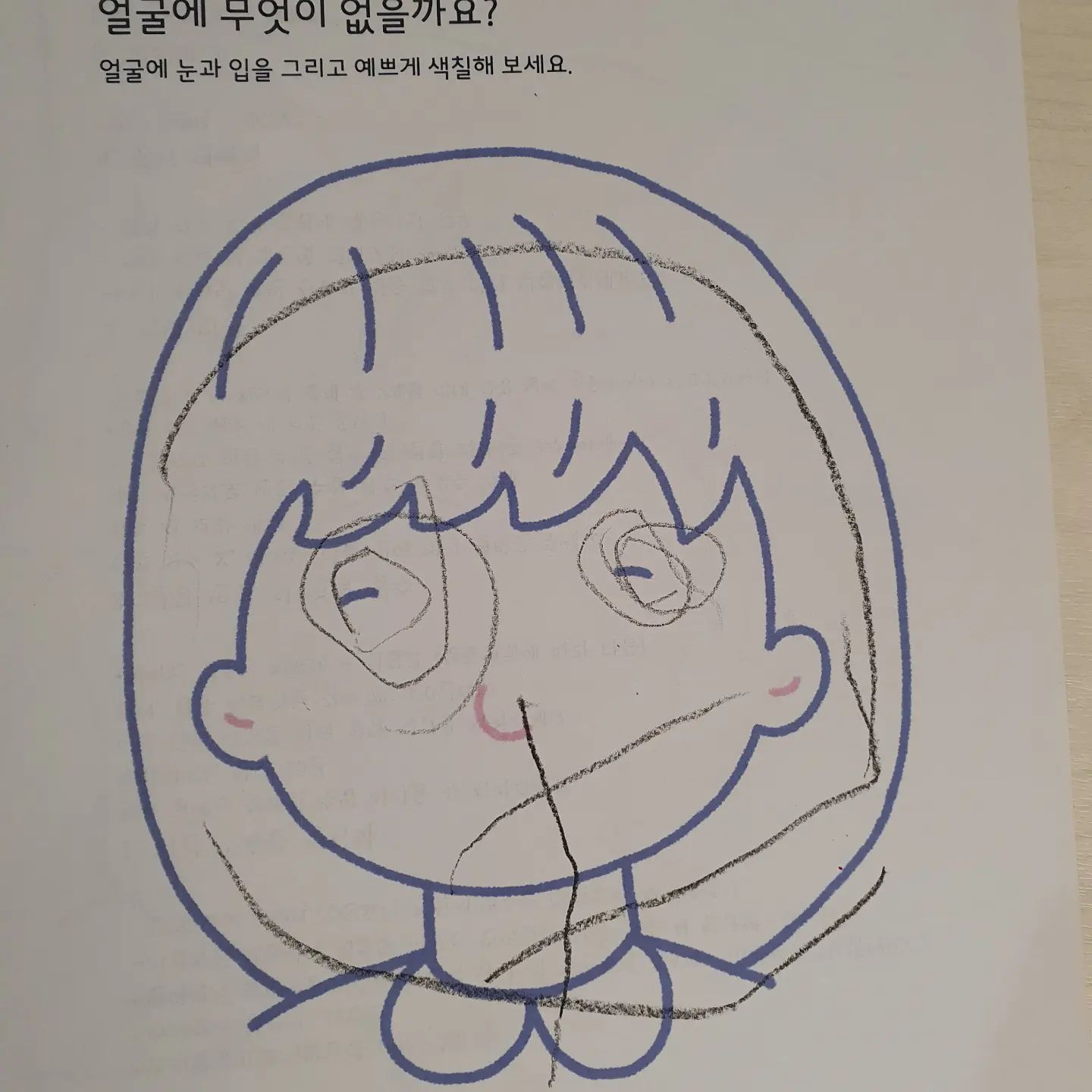 #소띠아가
#1127일
#37개월1일
37개월 진입!
굴개굴개 청개구리가 우리집에 살았던 날 ㅠㅠ 어쩜 그리 반대로만 하고싶어하니 ㅜㅜ(일어나라 그러면 계속 잔다 그러고 자라 그러면 일어난다 그러고 목욕하자 그러면 안한다 하고 니맘대로 해라 하면 목욕한다 그러고 아주 환장의 나날들)
그와중에 밑그림이 있긴 하지만 눈코입을 나름 그려낸 아이. 저 밑그림에 눈썹은 마치 웃는 모양 같았는지 눈알을 덮어씌워 줌 ㅋㅋㅋㅋ

매일매일 놀이방에서 여자아이들끼리 눈치싸움이 대단한가 봄. 승아가 뭔가 아이템을 가져오면 다른 친구가 가지고 싶어서 드릉드릉 다른 친구가 뭔가 새로운 아이템을 가져오면 승아가 가지고 싶어서 울고불고 난리난리... 등하원쌤 감사합니다.......

kwakvely85 채아네에게 선물받은 썬구리는 아주 지문을 열심히 묻혀가며 열심히 쓰고댕기는 중 ㅋㅋㅋㅋㅋㅋ 힙스타여 아주......

그리고 오늘아침......... 비옷위에 조끼라니 실화냐 ㅋㅋㅋㅋㅋㅋ 등하원쌤 고생이 많으십니다........