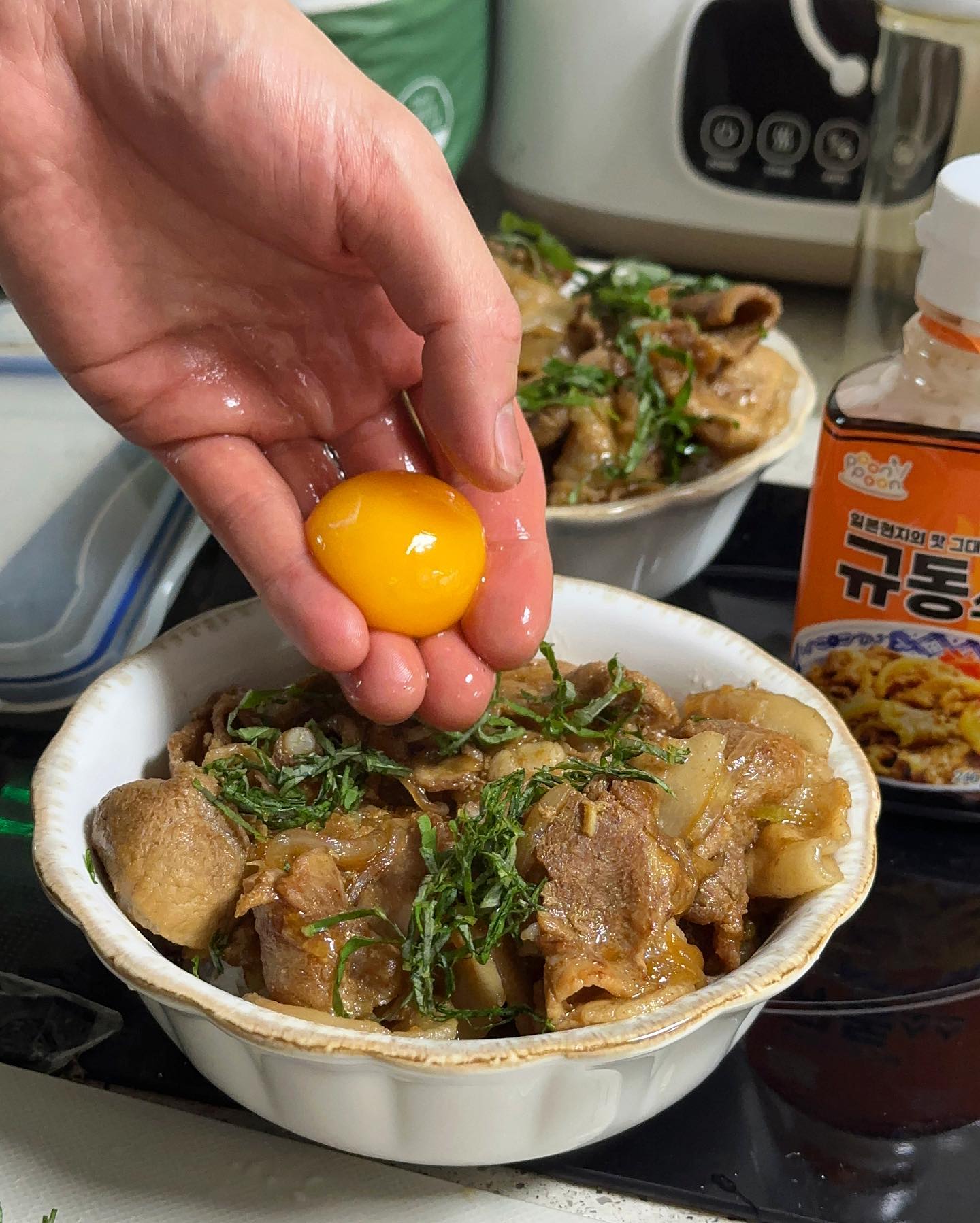 #협찬 🍲모란봉코리아 푼푼규동소스🍲

 오랜만에 집에서 덮밥을 해먹었는데요.
일본의 대표적인 덮밥요리인 ‘규동’ 을 만들어 먹었습니다.🍲

🍲푼푼규동소스 특징🍲
1️⃣양조간장, 미림, 설탕 등을 최적의 비율로 배합하여 달달하면서도 깔끔한 맛의 일본식 규동 소스를 완성하였습니다. 

2️⃣생강과 후추 등 엄선된 원료들로 고기의 잡내도 없애줘서 맛있게 먹을 수 있었습니다. 

🐂규동은 기본으로 소고기를 조려서 만든 음식이지만 저처럼 돼지고기를 사용하좋고 돈까스 새우튀김을 활용해 오야꼬동, 에비동, 돈부리도 만들어 먹을 수 있습니다!

🍲맛있는 규동 조리법🍲
1️⃣ 꿇는 물에 우삼겹 100g을 데쳐, 체에 밭쳐 준비해주세요!
2️⃣손질한 양파 1/4과 물 50ml를 푼푼 규동 소스 30g을 넣고 끓여주세요.
3️⃣양파가 투명해지면 데친 우삼겹을 넣고 약 1분간 졸여주세요.
*저는 고기와 양파를 볶고 물과 소스를 넣어 졸였습니다. 

토요일입니다. 주말 저녁 마무리 잘 하시고 간편하고 맛있는 점심, 저녁식사를 원하시면 ‘규동’ 추천드립니다.😆🤍

🍲모란봉코리아: moranbongkorea 
👨🏻‍🍳#아그요리 
#규동 #규동맛집 #규동만들기 #규동레시피 #규동소스 #푼푼규동소소 #모란봉코리아 #푼푼 #홈쿡스타그램 #집밥레시피 #집밥스타그램 #집밥 #홈쿡레시피 #홈쿡킹 #요리스타그램 #요리가취미 #덮밥요리 #덮밥 #레시피공유 #레시피