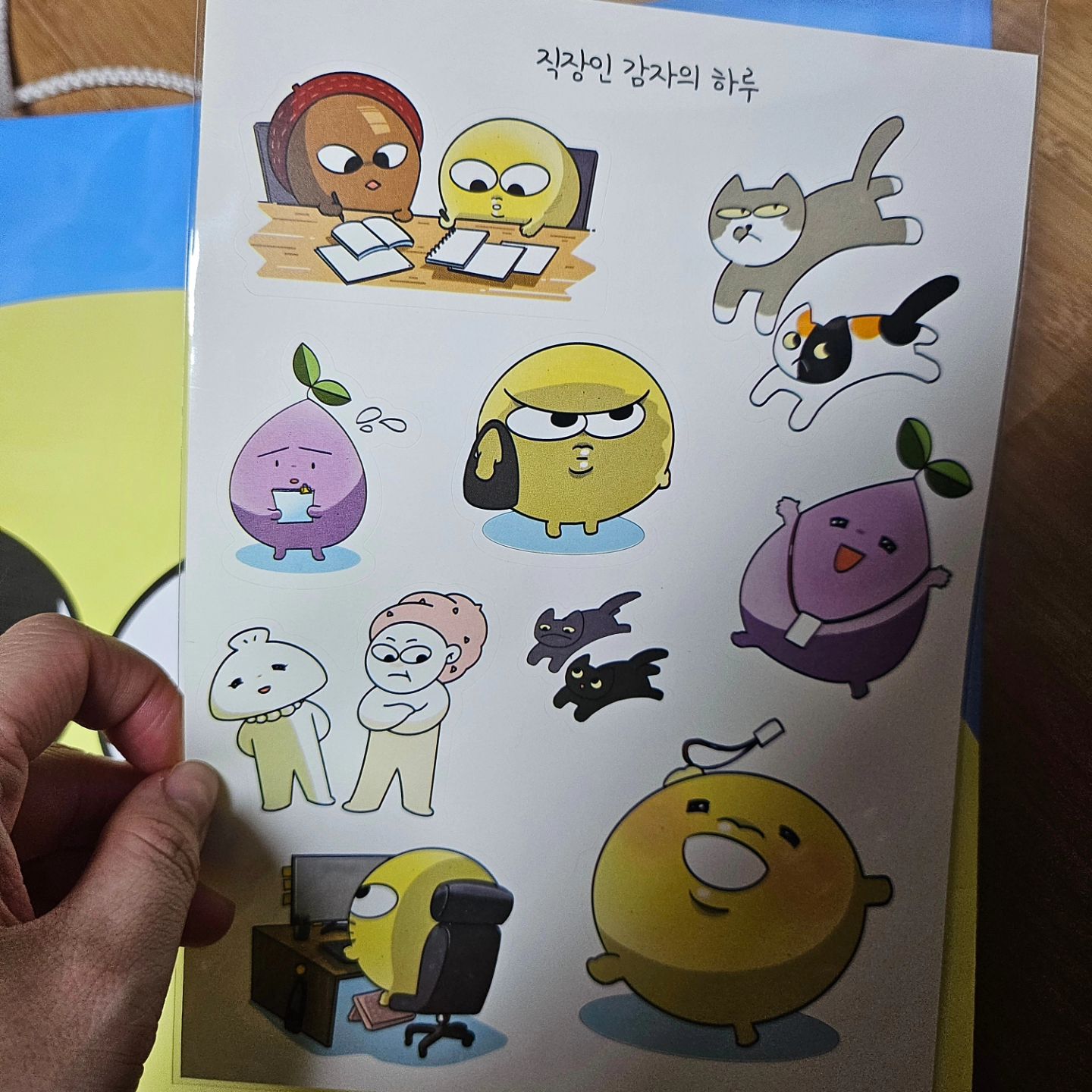.
#서울일러스트레이션페어 #코엑스
.
집안일 정리하느라 해를 넘기고 쓰는 #서일페후기
코엑스 도착하자마자 커플들 사이에서 벌써 기부니가 좋지 않았지만 꿋꿋하게 잘 돌아다니고 왔다.
.
3층 들어가자마자 우리 대리님이 떠오른 토끼대리 we_are_good_company
오늘 거져다드리니까 너무 좋아하셨다ㅋㅋㅋ
어르신들 잘 보이는 자리에 부착하기...
.
그리고 바로 이동한 곳은 오늘 입장 초대권을 주신 로라영애 rora_drawing
진짜 전부 다 쓸고싶었지만 내 통장이 눈치 너무 줘서 많이 못산게 한이다...
와중에 사인 받아놓은거 1층 돌다가 알아서 돌고 돌아 3층에 다시 도착한 나란바보😇
진짜 영애님 너무 빛나고 예쁘셨다능... 드레스 입고 계실땐 얼마나 예쁘셨을꼬
.
그 다음은 이젠 나만의 작은 도구리가 안되는 doguri_official
포카랑 "집(갈 생각) 중" 엽서사서 1층 구경 시작.
3층이랑 1층에 좋아하는 작가님들이 엄청 계셨는데,
다른 손님들도 많고 부끄러워서 인사도 제대로 못하고 도망침😇
.
소금이랑 흑당이가 귀여운 소금툰 sogeumtoon
저 멀리서 내적친밀로 다가가니까 우리 아시는 분이다! 하고 스티커 주심ㅋㅋㅋ
애기들 엽서 넘무 좋구
.
팔로우라고 하니까 우리 모찌! 하면서 냅다 안아주신 지모와삽 zeemo_t
작가님 텐션 너무 닮고싶었다.
행복에너지 에너지 뿜뿜해서 작은 뽑기하고 가는데도 행복가득해짐.
.
그 다음은 #묘신계 라는 텀블벅에서 펀딩햇었던 부스인데,
이벤트 책이 있어서 냅다 구매하고, 사인해달라고 한 나ㅋㅋㅋㅋ
지금 6권 쪼로록 자리하고 있는데 꽤나 귀여울지도...
.
그리고 내가 좋아하는 잉크상점(?) 글입다 wearingeul
펀딩했던 성냥이 2종 추가되서 있다해서, 결국 참지못하고 3박스 구매함😇
사장님 미니 잉크도 많이 만들어주세오..
.
그리고 귀여운 스티커랑 내 최애 김치볶음밥 키링 겟챠-☆해온 세라베어 omil_zomil
엄마가 다른 캐릭터 탐내시는거보니 담에 또 부스여시면 엄마 최애밥 키링 사와야지
.
마지막은 너도 놀래고 나도 놀래고 우리 모두 놀란 감자작가님 g_zaing
스티커가 너무 사고싶은데, 사은품이라해서 동전지갑 대신 봉투구매해서 받은 나자신.
부끄러워서 작가님이랑 사진은 무슨 악수하고 도망감...
담에... 담에뵈면 꼭 같이 사진찍기🫠
.
기 빨리는 i지만 행복했다..☆
.
.
#서일페 #토끼대리 #오로라살롱 #도구리 #소금툰 #지모와삽 #글입다 #세라베어 #감자툰