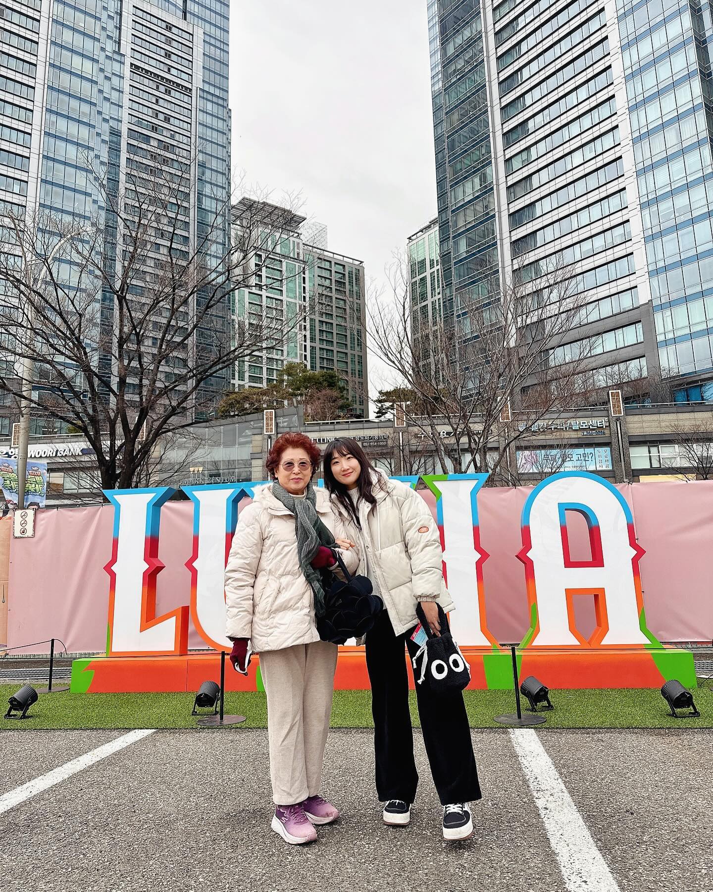 🌞태양의 서커스🌞
작년부터 손꼽아 기다렸던 태양의서커스!!
엄마 칠순선물로 뭘해드릴까 고민하다가 ‘한국인의 식판’ 방송에 태양의서커스 봤던게 생각나더라구요~ 때마침 부산공연 티켓팅이 10월 오픈이라 뜨자마자 바로 결제!

1/19(금) 서커스🎪🤡
루치아(LUZIA) = 빛(luz)+비(Lluvia)
빛과 비라는 뜻 그대로 너무나 경이롭고 다채로운 공연이었어요!
인간의 한계를 뛰어넘는 아름다운 곡예와 웅장하고 서정적인 음악, 시각적 효과를 극대화 시키는 무대와 기술까지!
수중 곡예는 정말 감동 그자체🥹
박수를 너무 많이쳐서 손바닥에 불날정도였어요!

전 SR좌석에 앉았는데 생각보다 무대가 가까워서 놀랐어요. 
그리고 좌석간격이 좁고 협소해서 좀 불편하긴 했지만 서커스에 집중하다보니 불편한것도 잊게 되더라구요. 

올해 한국 공연은 끝났지만 다음에 또 내한하게 된다면 꼭 보세요!
명성 그대로, 인생에 한 번쯤 꼭 봐야하는 공연이랍니다🩷