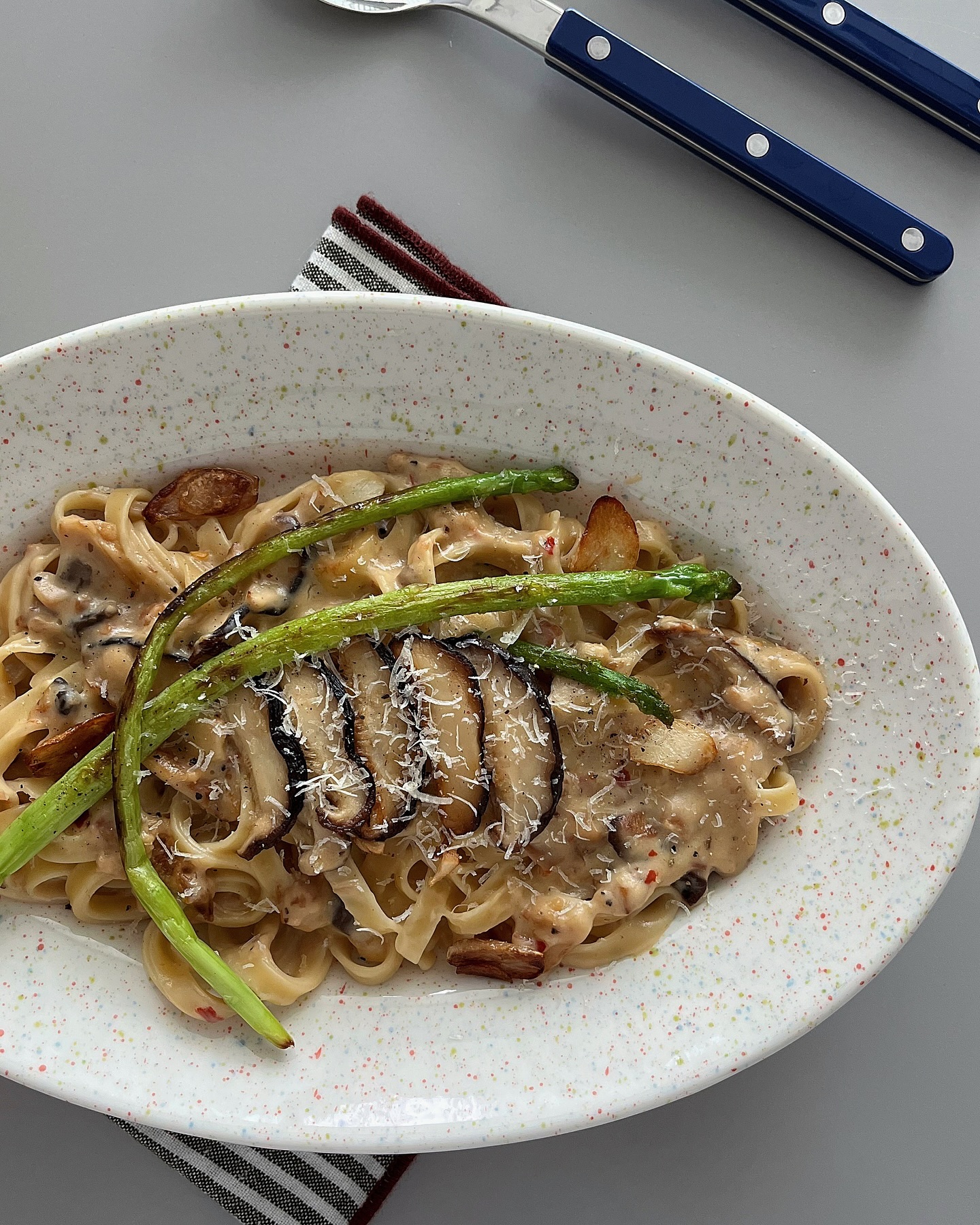 #협찬 #😋 #🍝

토요일 오전엔 엄마랑 장 보러 마트에 갔다 와서 각자의 집에서 폰타나 카르니아 베이컨&머쉬룸 스파이시 크림 파스타 소스로 런치!

마켓링크 19년~23년 기준 크림소스 1위의 위엄을 제대로 보여주는 녹진한 맛에 베이컨과 버섯도 씹히는데 가지고있는 재료인 송화버섯, 아스파라거스, 편마늘 넣으니 왜 이렇게 맛있는지 맥주를 따고 말았다 🍺

레드페퍼, 블랙페퍼가 들어갔음에도 맵찔이들도 먹기 좋은 정도의 스파이시함에 99.98% 유크림으로 만든 생크림으로 만든 크림 소스의 고소함과 진한 맛이 맘에 쏙 드는 폰타나 스파이시 크림소스.

소스가 꾸덕한 편이라 면수 살짝 넣어도 좋지만 나는 우유 소량 넣었더니 꿀맛 😋

.
.
#생크림파스타만들기 #크림파스타 #파스타소스 #크림파스타소스 #매콤크림파스타 #파스타소스요리 #파스타소스리조또 #폰타나스파이시크림파스타소스 #폰타나 #fontana