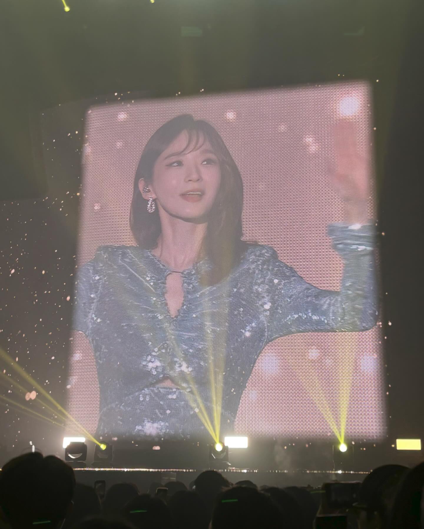 너무 감동적이었던 다비치 콘서트💛🧚 

사실 강민경 유튜브로 유입된 머글이었지만 
노래들 듣고 너무 좋아서 무한 재생중 ••🎧 
가을의밤, 받사주사 등등 
그리고 행복해서 미안해도 너무 좋다 ☁️ 

둘이 노래 부를때마다 계속 소름이.. 
기대했던 만큼 진짜 잘하고 첫콘이어서그런지 
완전 분위기 좋았고 밴드나 언니들이 긴장한게 관객입장에서 다 느껴져서 저도 같이 떨렸어요 
플라스틱 의자가 커서 불편하지는 않았지만 계속 앉아있으니까 허리가 ,, 다음에도 스트레칭 타임 꼭 넣어줘용 키키 체조가서 같이 체조합시다 

이런 콘서트 처음이었는데 진짜 잔잔하게 그녀들의 음악소리에 마음을 맡기고,, 울컥하는 부분에서 가수와 관객 다같이 울컥하는데
진짜 가수와 관객의 교감이라는걸 처음 느껴봤어요

완전 예뻤던 밍키씨와 해리씨 
나의 최애 해리언니 🖤 존예 드레스 넘 예뻤써요 🙂🫶🏻🙂
(둘이 한결같은 위치라 해리언니 사진은 다 머리밖에 안나왔암 ..)
연말의 선물 같던 다비치 콘서트🎁
Vip 잡아서 같이 가준 남치니한테두 땡큐베리감사 😝🤍

-

#다비치 #다비치콘서트 #강민경존예 #이해리존예 #다비치콘서트후기