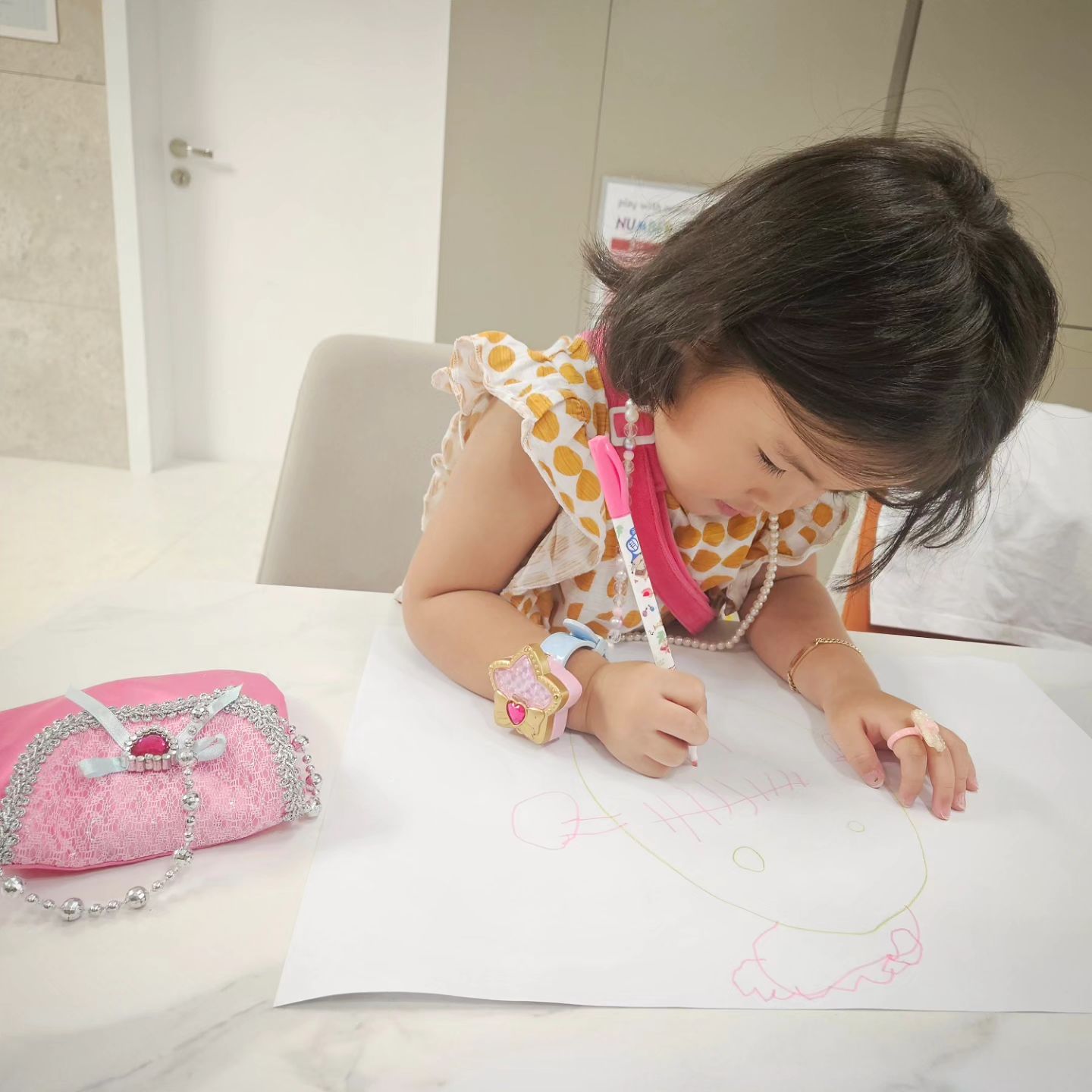 #4살아기 #아기그림 #셋째딸🌹#뱃살공격
.
밤10시넘었는데, 안자고..
엄마가 초희언니 공부봐주느라 앉아있으니 
혼자 팔찌, 목걸이, 반지, 시계, 가방 다 걸치고
앞에 앉아 엄마를 그린단다.
동글동글 찍찍 그리더니 
엄마를 그렸단다. 그리고 엄마 뱃속에 아기도있다고한다 😱
가희야 너 문닫고 나왔다며 왜그러는거야 ???? 😱😱😱
뱃살을 빼덩가해야는데 안빠지고 의지도없어서 우짜노😭😭
분명히 첫질문에 초희, 윤희는 나올때 문열고나왔다고 했고
가희는 문닫고 나왔다고 했다
끔찍한말 그만듣고싶..😅😂😅😂
엄마그냥 아줌마하게 냅둬ㅠㅠ 뱃살공격그만ㅠㅠ
.
#긴긴하루 #수요일밤 #퇴근후육아출근