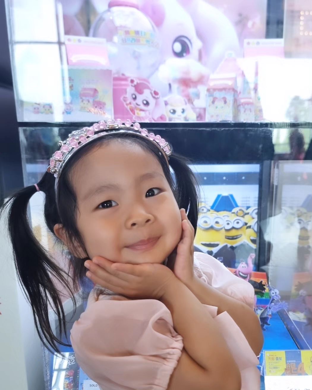 💫 영화 '사랑의하츄핑' 무대인사
개봉 전 두번째 관람

티니핑이라면 마냥 좋은 딸님
오늘은 아빠랑 데이트하고 왔다
얼굴가득 행복가득🥰ㅎㅎㅎㅎ
좋아하는 팝콘먹으며 좋아하는 티니핑보기는 갓벽 👍
맛난것도 먹고 카페도 다녀와서 오는길에 골아떨어졌다고ㅋㅋㅋㅋ
집오자마자 깨고 다시 에너지 뿜뿜 놀았다

#내돈내산 #일상기록 #육아일기 #육아기록 #남매맘 #육아소통좋아요 #45개월아기 #육아난이도상승 #오늘은뭐하고놀지 #도치맘🦔 #ootd #티니핑러버 #사랑의하츄핑 #사랑의하츄핑기대해도 좋아 #하츄핑크 #캐치티니핑 #아빠랑딸