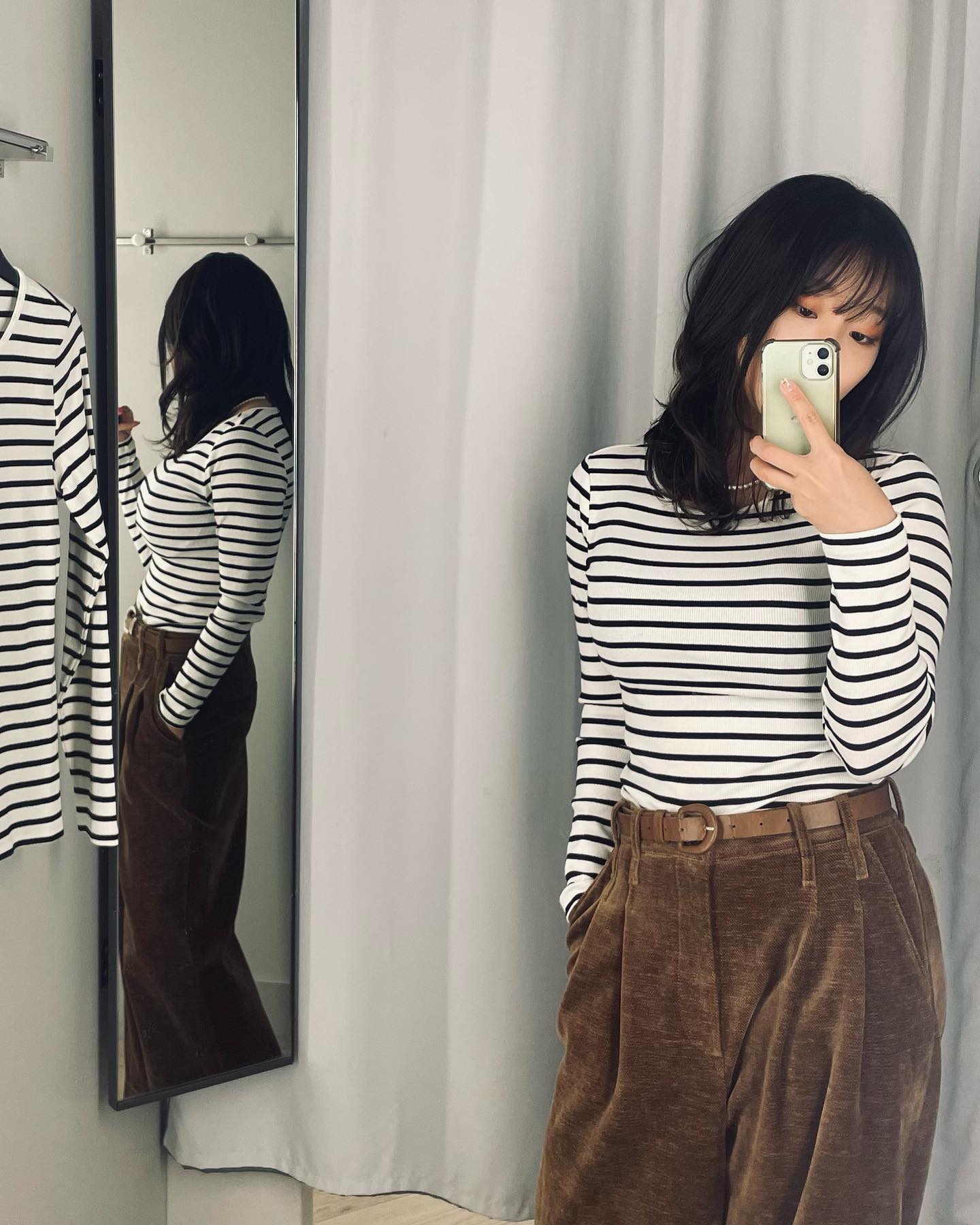 🧸
블프에 건진 옷 많은 사람?
전 그 전에 쇼핑을 많이해서
남은 올해동안은 쇼핑을
안해볼까 합니다,,,(무를 수 있음ㅎ)

-

옷사러 가면 쇼룸에서 입어보고
사진 한 두 장 남겨서
핏을 보곤 하는데요

#와이드핀턱팬츠 는 선호하지 않는 제가 코듀로이 브라운은 엄-청 즐겨입구 있더라구요 😂

요즘은 휘뚜루마뚜루 손가는 아이템으로 즐겨 입는 것 같아요!

모두 이번주도 화이팅,,,