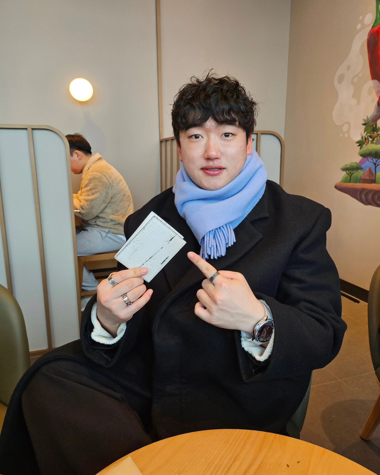#협찬 kaneitei 
다들 즐거운 설연휴 되세요 ~!

오리지널 미군텐트를 재활용하는 업사이클링 브랜드로 
빈티지 밀리터리 텐트로 재활용하여 제작한 "딥" 반지갑을 선물로 받았습니다. 
유니크한 디자인과 재질 역시 튼튼하고 수납공간도 넉넉해서 
실제로 이번 일본여행에서도 잘 사용하고 있던 제품이에요!
현재 무신사에서 판매 중이며, 색상은 화이트,블랙,그레이로 구성되어 있어요. 

#카네이테이 #kaneitei #지갑 #업사이클링 #지갑추천
#반지갑추천 #반지갑 #업사이클링지갑