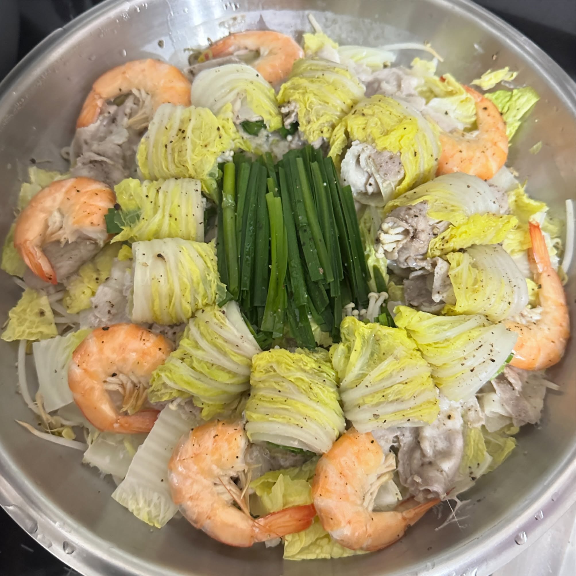 오늘의 저녁 🥬🍄‍🟫🥓🦐

날씨가 너무너무 더워요.. 불앞에 서있기 딱 싫은날씨😵😵
그래서 오늘도 다 때려넣고 찜으로 먹었어요😋

먹어도 먹어도 질리지 않은 맛있는 야채고기찜😋😋

더운 여름 다들 맛난거 드시고 건강 챙기세요🫶
