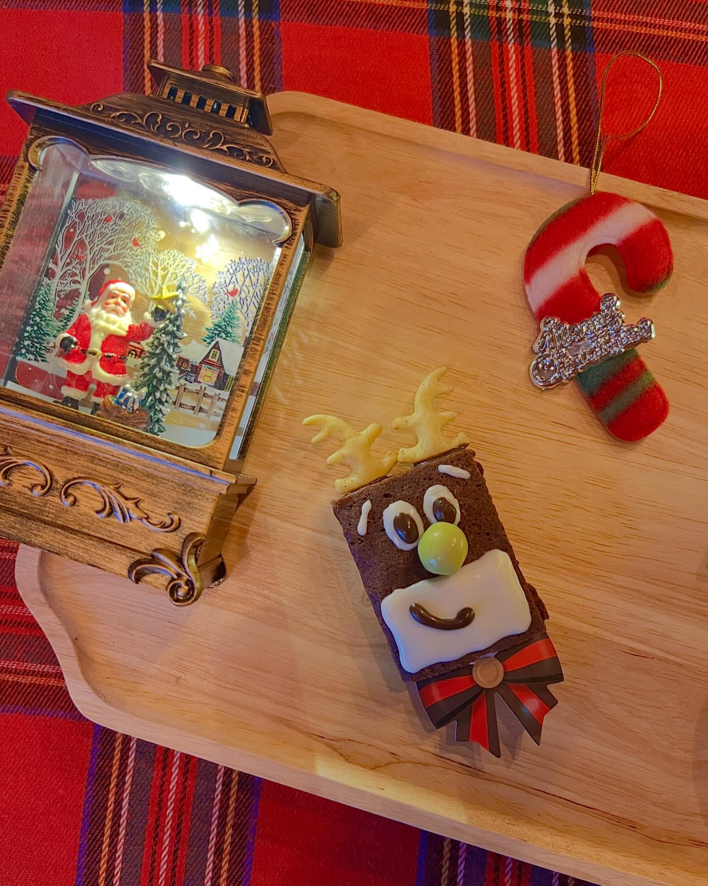 #마켓오브라우니 를 아시나요? ☺️

🎄 크리스마스 시즌에 맞춰서 루돌프를
만들 수 있도록 구성품이 들어 있어요‼️

🏷️ 구성품 : 마켓오 브라우니, 비틀즈, 고래밥,
초코송이, 리찌알맹이, 초코파이, 데코팬2종, 토퍼3종

하나만 샀는데 꾸밀 수 있는 데코팬과 토퍼까지 있어
캠핑가서 아이들과 재밌게 놀 수 있어서 좋았어요 ❤️

막내 4짤 아들은 먹는거에 더 진심이였지만요 🤣
.
.
.
.
.
.
.
.
.
.
.
.
.
#캠핑#camping#크리스마스#크리스마스캠핑#클캠#크리스마스장식#크리스마스데코#크리스마스쿠키#크리스마스디저트#루돌프#브라우니#마켓오#육아#육아놀이#캠핑소통#육아소통