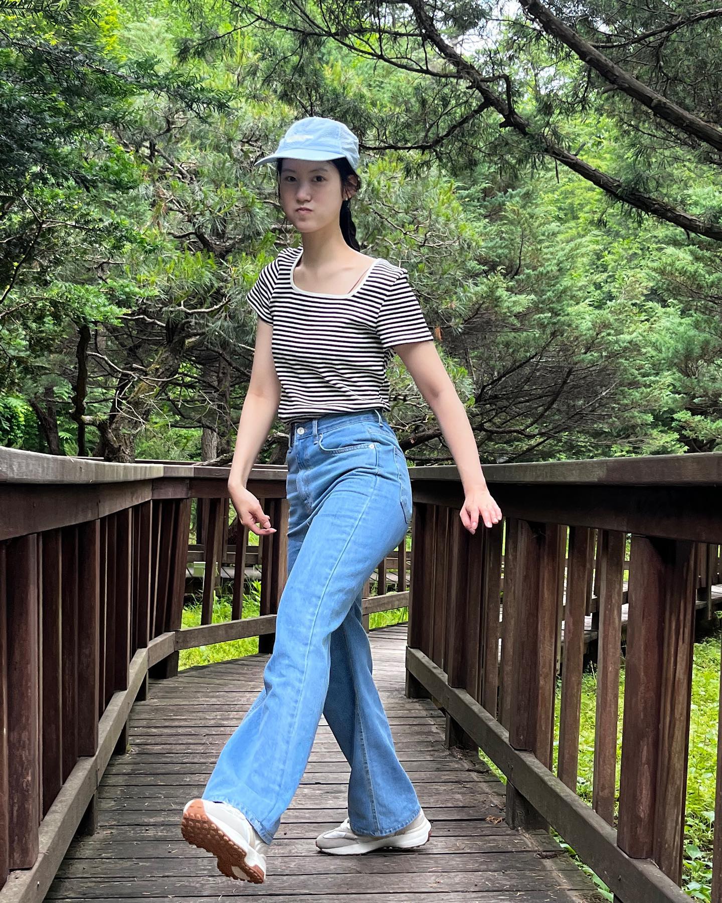 #협찬 아키클래식 펜사토와 함께한 짧은 휴가🌳🏕️

골프화로도 쓸 수 있을 정도로, 패션화 뿐만 아니라 운동하면서도 착용가능해요🏃🏻‍♀️ 활용성이 참 좋은 제품이라구요?

연예인협찬으로 다수 노출된 코디템인 만큼, 여름 분위기 잔뜩 나는 여름룩에 손이 자주 가는 만능템🍋

#아키클래식 #아키클래식운동화 #봄운동화 #여름운동화 #데일리슈즈 #편한운동화 #운동화추천 #운동화코디 #신발추천
