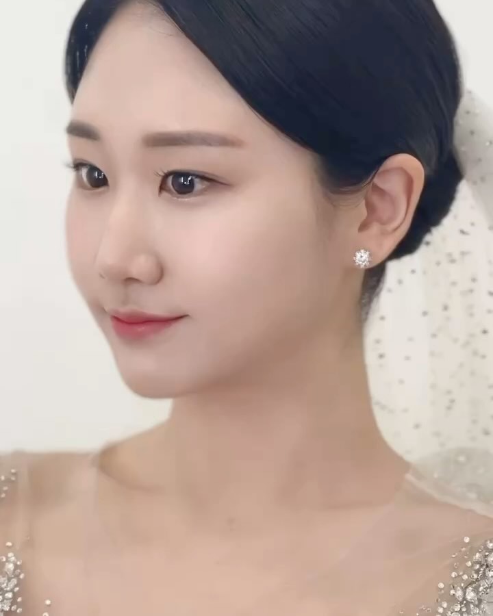 2023년은 유독 기억에 남을 것 같은 해♥️

제일 빅 이벤트는 역시 결혼이었고,
결혼식을 약 일 년 동안 준비하면서도 정말 많은 일들이 있어서...ㅎㅎ
돌아보면 ‘아 그랬었지’ 하며 웃음이 나온다.

1)예식장 & 웨딩링& 스드메 투어, 구해줘 홈즈 등등 
올해는 알아보고 견적 비교하고 결정의 반복이었음.
2)그 와중에도 운동은 야금야금 틈틈이!
3)계단에서 공중부양해서 발목도 잃어보고...🥹
라식으로 새 눈으로 업그레이드도 해보고..👀 사랑니도 뽑았고..🦷
4)울 외할아버지랑 슬픈 이별도 했네..🥲
5)언제나 내 편인 든든한 가족들과의 여행도 함께!🫶
6)그리고 남자칭구랑 보내는 마지막 생일🎂
7)상견례&나의 첫 자취이자 우리의 신혼집으로 이사🚚
8)프로포즈&청첩장 모임 등 
행복하고 따뜻한 나날들로 꽉꽉 채웠던 2023년 겨울☃️🎄
9)개인적으로 바쁜 와중에 회사 일도 열심히💪
유독 올해 프로젝트도 많고 일도 많았는데 다 잘 해낸 것 같아서 뿌듯🔥
10)잘 살아보자고 남편과 2023년 마지막 저녁식사 & 뉴 이어 목표 세우기📆😽✍🏻 jjw_322 

일도 사랑도 건강도(이건 좀 아니긴 한데..ㅎ) 나름 다 챙긴 2023년!
내년엔 더 열심히 살고 행복해야지>_<!!!🦭🦈🦊👶🏼🦖💛🍀
2024년엔 다들 아프지 말고 하는일 다 잘되는 한 해가 되세용!🙏
-
#결혼준비 #bye2023 #happynewyear2024 #행복하자