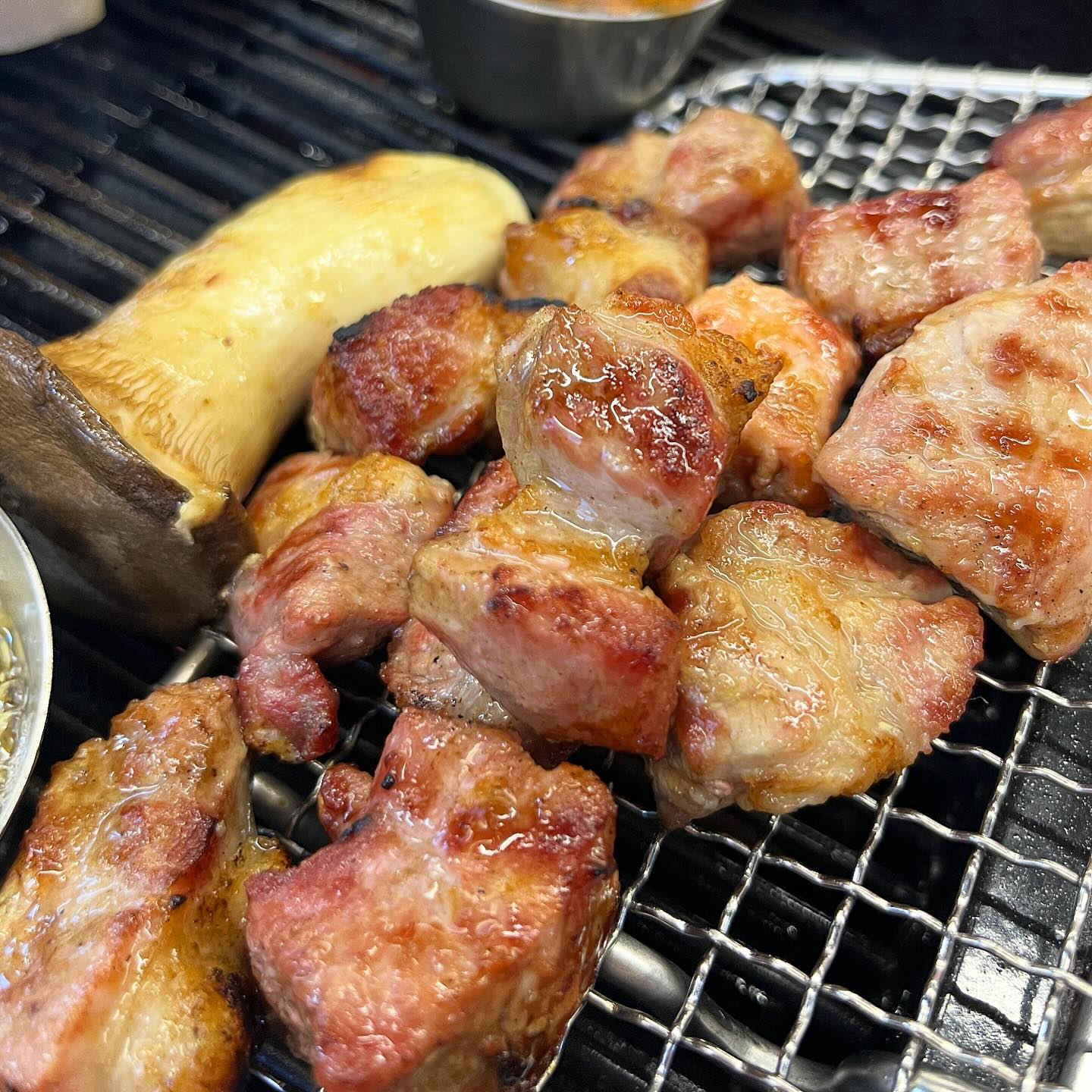 육즙폭발 꼬기먹고싶다😻
#고기는여기

석계에 레오맘의 또또또간집
고깃집이 이렇게 깔끔할 일..❤️

숙성육 전문점으로
처음부터 끝까지 맛있게 구워주십니다.
돼지한판은 목살, 삼겹살 구성으로
개인적으로는 목살이 진짜 부드럽고 맛있어요!!👍

레오맘 TIP!
마늘오일새우젓 왕창 올려먹으면..진짜 넘 맛있어요😂
이거먹으러 오는 수준…!!!
와사비+백김치 조합도 말해뭐해😂

고추장찌개는 레오맘이 세상 좋아하는
떡볶이 느낌의 꾸덕달달한 맛으로
안에 당면이랑 밥이랑 싹싹 말아드시면 JMTGR.. ❤️

직원분들 다 친절하시고, 고기집인데 굉장히 깔끔해서
너무 추천드려요! 😻
저녁즘엔 금방 자리가 차서 조금 일찍 가시는걸 추천드려요!

🐱
레오맘 PICK!
돼지 한접시 48000원
매운고추장찌개 7000원
공기밥 1000원

’동신상회‘
☎0507-1416-8997
월,수~일 15:00 ~ 22:00
매주 화요일 휴무
성북구 한천로76길 33-15 1층