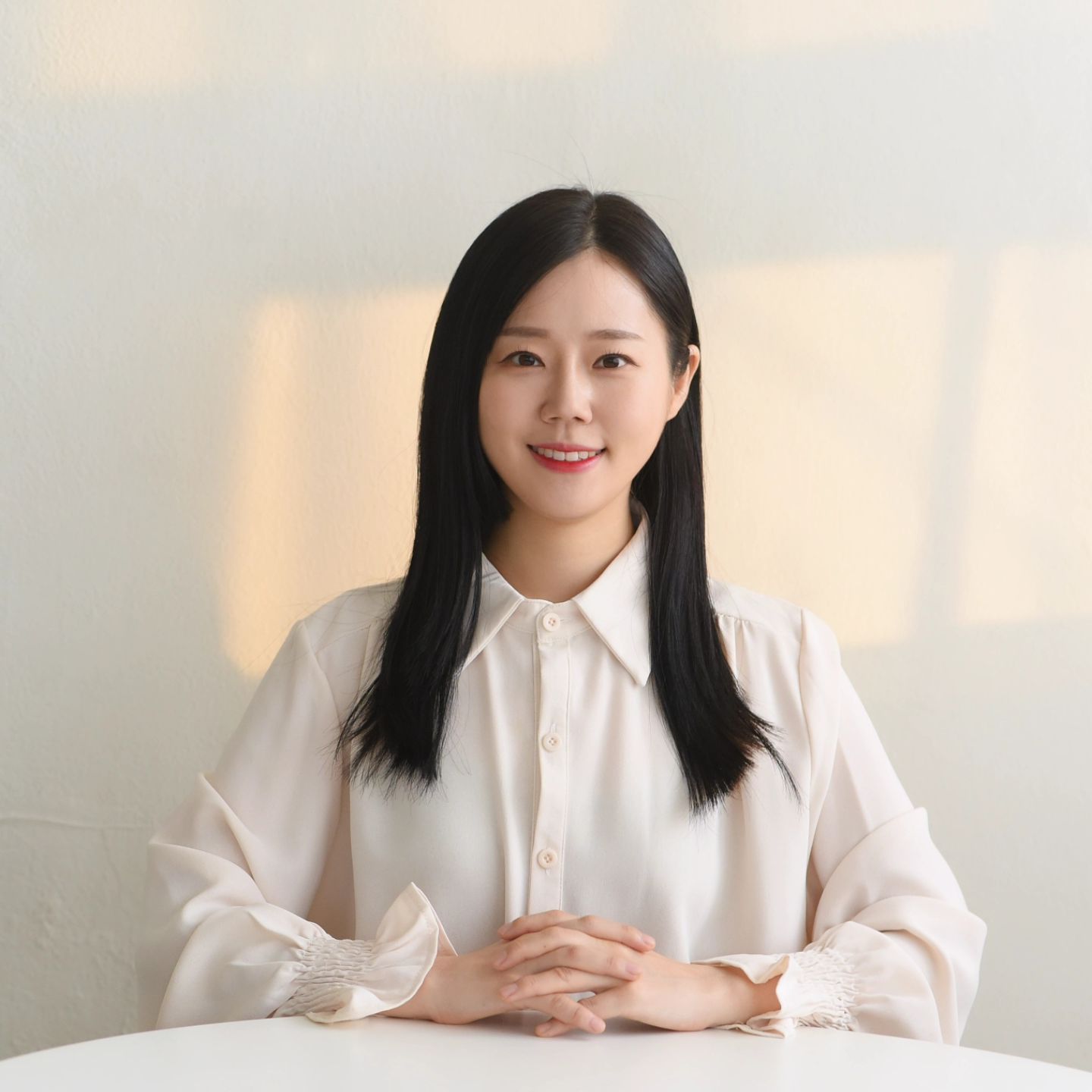 남편왈, 여부 안같애 얼굴 왕큰인데ㅎ
여부~ 내가 나같이 나올거면 뭐하러
전문가분한테 메이크업 받고
사진기사님께 촬영 의뢰했겠어🤭
그리고 얼굴은 여부가 나보다 2배 더
커서 타격감 없어^^ㅎㅎㅎㅎ

우리 수지쌤 메이크업 덕에
강사프로필 잘건졌어용🤍
감사합니당 후후 ilia_m_up

여러분의 원픽은 몇번인가용~?!ㅎㅎ