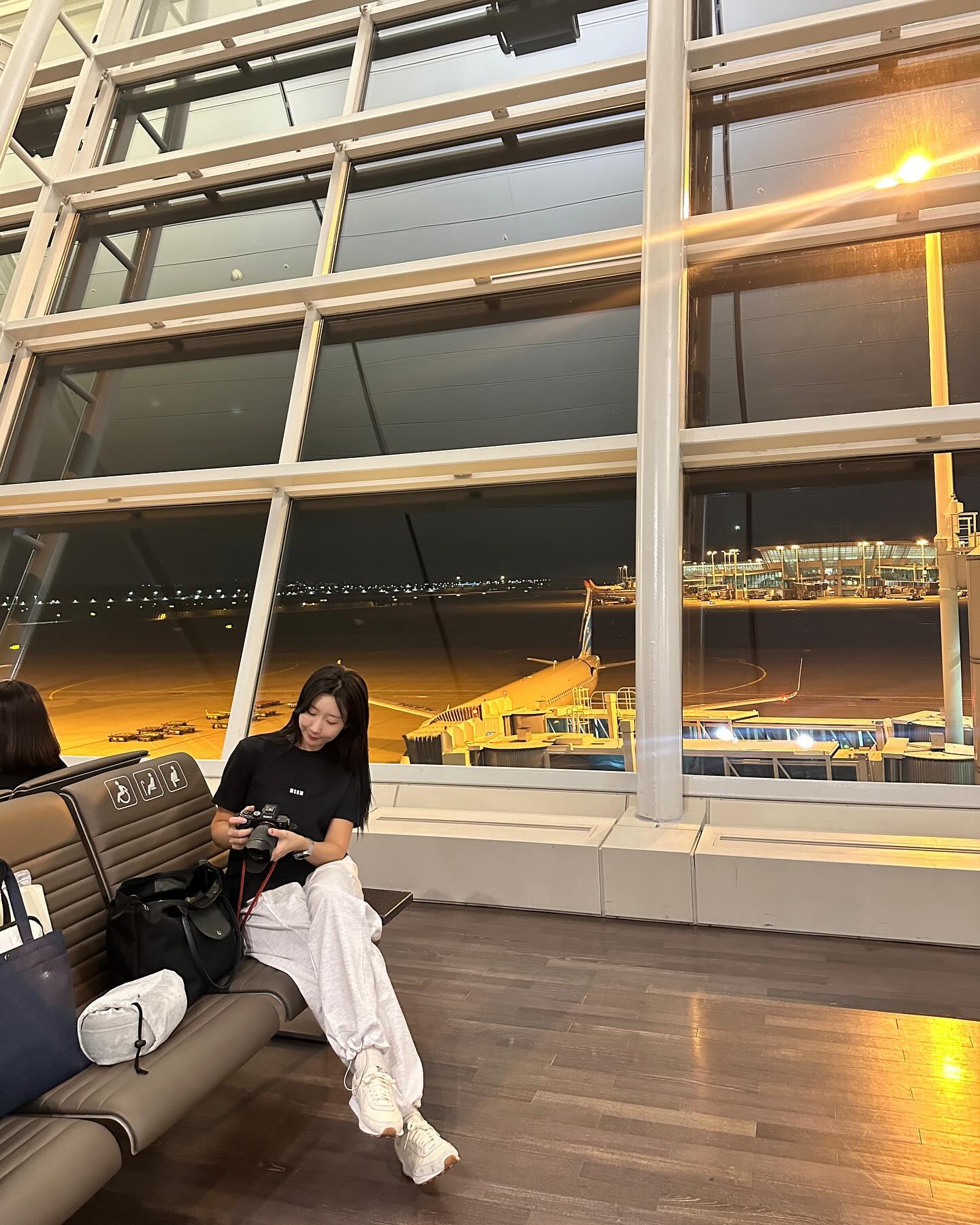 얼마만에 오는 인천공항인지! ✈️
꽤 오랫동안 여행업에서 일했어서, 지금의 골프장 만큼이나 공항은 내게 너무나도 익숙한 곳이었는데. 2020년 이후 처음 오는 거라고하니 혼자 코로나를 몇년동안 앓은거냐며ㅋㅋㅋ (근데 20년도도 3년만에 간거였다는게 기절할 노릇) 인생 참 한치 앞을 몰라요. 또 해외를 하도 안가다보니까 별로 가고 싶단 생각도 안들었는데 오랜만에 공항오니까 설레네. 웃기당 ㅋㅋ 특히 휴양지를 좋아하는 나였지만 이상하게 베트남은 안끌려서 단한번도 안갔다는 것도 신기한 일인데, 급 기가막힌 타이밍으로 가게 된 나트랑!  도착한지 겨우 하루째인데 벌써 베트남이 좋아지려는 중,,💕 
일단, 로컬 쌀국수는 포베이 쌀국수랑 얼마나 다른지 궁금해요 푸하하
나트랑 커피맛집도 궁금해!! 

#✈️ #CXR