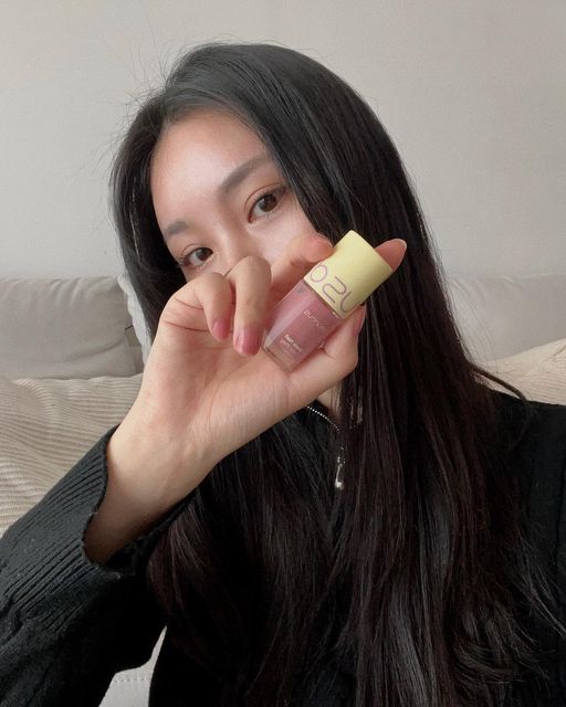 마이주 뷰뷰 on Instagram: "#협찬 바르는 횟수에 따라 원하는 무드로 표현 가능한 디어러스의 비건시럽네일💅🌿 빠른 건조와 브러쉬 결이 남지않아 초보자도 바르기 쉽고 비건, 자연유래 성