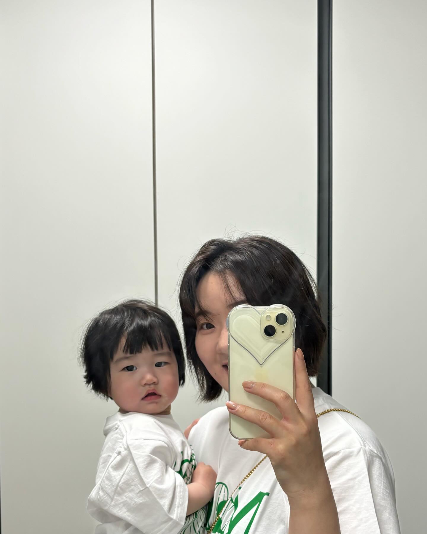 D+375

돌이 지나니 확실히 편해지는게 생기고 그와 동시에 힘들어졌다.
여전히 양가감정 이중성 쩌는 육아. 좋은데 싫고 행복한데 힘들어
딸과 커플티도 입고 말도 통하고 확실한건 너무 재밌다 얘키우는거