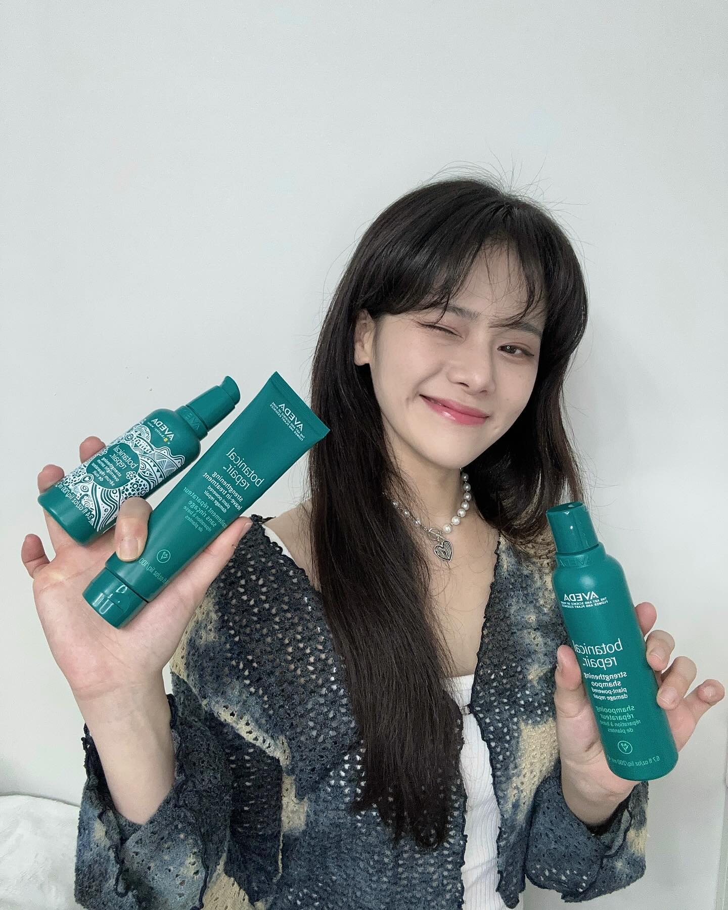 #광고 avedakr 

그동안 파마에 고데기에 시달린 제 머릿결은 엄청 푸석해지고 손상도 심해지고 그렇다고 머리카락은 자르기 싫어서 냅두고 관리받으러 가긴 또 귀찮고 ㅠㅠ 해서 !! 샴푸라도 좋은거 쓰자는 마인드로 이것저것 많이 써봤는데요 

트리트먼트 맛집인 비건브랜드 아베다의 샴푸,트리트먼트,세럼까지 사용한 후 
비포 애프터 까지 비교해봤는데 달라진 머릿결을 보고 감탄을 감탄을,,!!👍🏻

비건브랜드인 만큼 캠페인도 여러가지 하는데 그 중하나인 지구의 달 제품을 출시하고 깨끗한 물 캠페인을 한다네요!! 
지구의 달 리미티드 에디션 제품도 출시하니깐 많관부 🧡

지구의 달 프로모션으로 아베다 백화점에서 1L 대용량 제품 구매 시 에코백도 증정 !