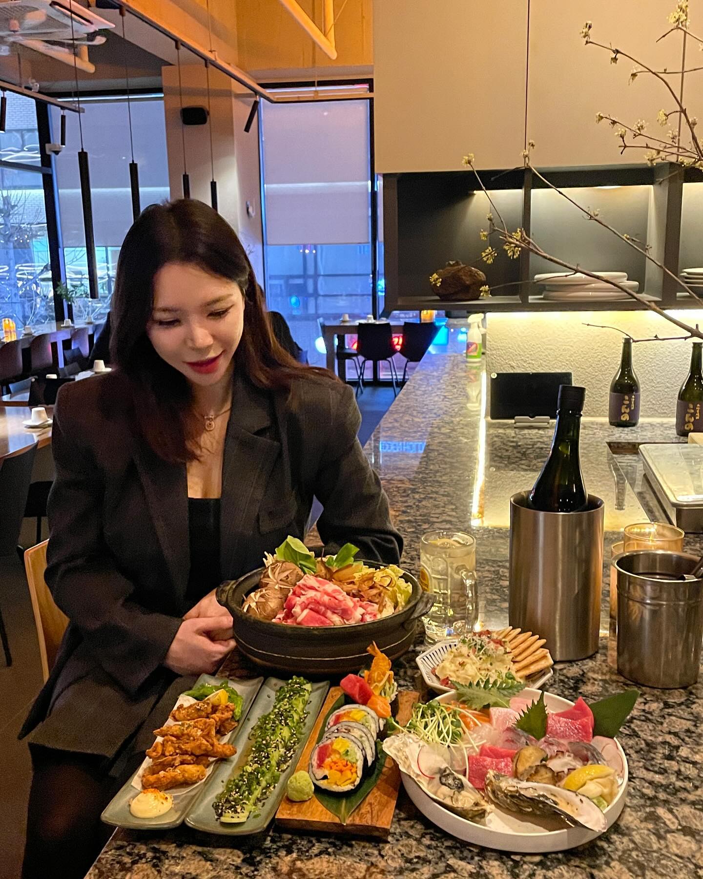안주도 맛있고 분위기도 좋고
조명은 왜 이리 예쁜지
사진 100장은 찍고온 #첨단 #갓포호사

스키야키나베에 내사랑 후토마끼🤍
사시미도 너무 신선하고
특히 저 감자사라다 왜케 맛있는지
하나 더 주문하고 싶더라 ㅋㅋㅋㅋ

사케, 와인도 있는데
이 날은 하이볼로 픽
종류도 많아서 하나하나 다 마셔보다가
알딸딸해진건 안 비밀🫢
