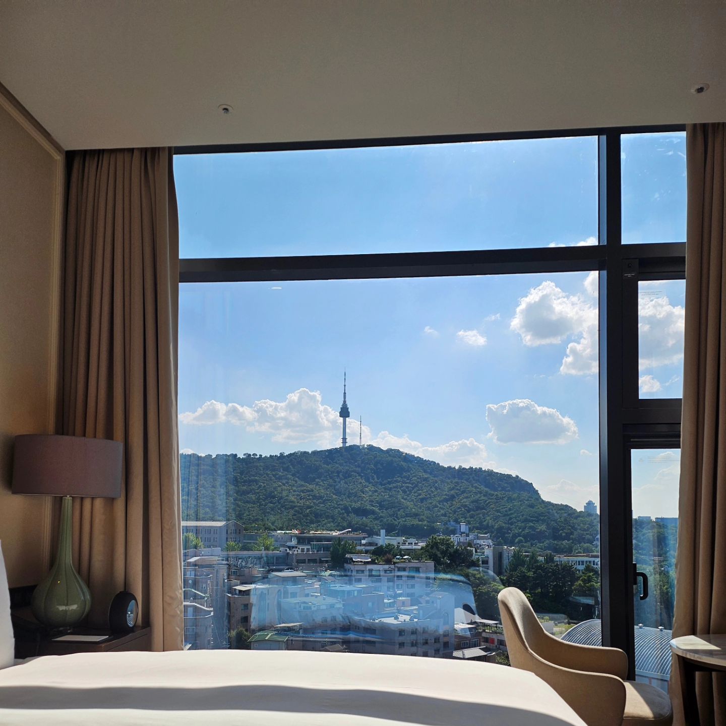 이직 준비로 정신 없었던 8월도 끝.
없는 연차에 하루 4개 면접까지 보러 다닐 정도로 바빴다.
다행히 한 곳에서 가장 먼저 최종합격 연락을 주셨다.
내 생일에 임원 2차 면접을 보고 당일 합격 통보였다.
남자친구가 준비해 준 멋진 생일맞이 호캉스로 합격을 만끽했다.
새로운 인생의 한 페이지가 시작되었다.
28세의 유혜인도 화이팅.
.
.
#변호사 #이직성공 #이직 #호캉스 #생일