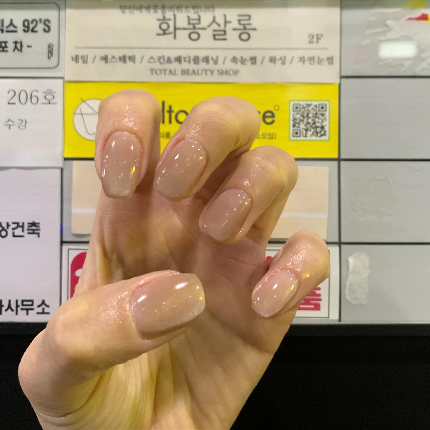🎀충남대 네일맛집 봉명동 화봉살롱🎀

스카이뷰시티3층 투모어에서 운동하고
바로내려와서 2층 화봉살롱에서 네일 💅💞

오전에 권지웅선배님 국회의원 선거운동 도우러 서울 다녀와서
오후에 대전오자마자 네일해야징~ 하면서
나름 철저하게 계획 세웠다 생각했는데
예약 꼬여서 엄층스트레스받았고…. (대문자J)
하지만 원장선생님이 예약 조절해주셔서 오늘 네일 성공
(예쁘고 멋있는 원장님 사랑해요)

며칠전에 사범님이랑 활 🏹쏘러갔다가
깍지없이 손으로 시위당겼다가 오른쪽 손톱이 다깨져서
급히 예약 잡았다 ( ･᷄-･᷅ )

평소에 헬스 주짓수 국궁 사격 등등
과격한걸 많이했어서 손이 살아남을 날이 없던 ʅ( ๑･᷄֊･᷅๑)ʃ

라아쌤한테 온갖 TMI다 말하고 와서
아마 며칠 뒤 이불킥 할거같긴한데
2시간 내내 나는 교회랑 투모어 헬스장 영업하고
선생님은 왁싱이랑 속눈썹영업ㅋㅋㅋㅋㅋㅋㅋㅋㅋ

결국 나는 네일샵 회원권 카드 💳 긁고나옴ㅋㅋㅋㅋ
선생님 운동허러 투모어 오시기로한것 잊지않겠습니다 ㅋㅋㅋ❣️
한 층만 올라오심되요 ( ‎¨̮ )و✧

암튼 요즘유행한다는 자석네일인데 시럽네일 누디한 색으로
손톱 짧게 변신 성공 ♥︎

선생님이 추천해주신 색인데
선생님 손톱이랑 같은 네일 컬러 
넘무 맘에듬

거의 직원마냥 홍보하지만 냐돈내산
+ tmi : 예람샘도 여기 네일샵 다녔다고
리아샘이 잘지내시는지 물어바달래욬ㅋㅋ
대전사람들 다 연결되어있는 느낌ㅋㅋㅋ

봉명동 10년찬데 왜 화봉살롱 몰랐지..?
투모어 회원님들 바프 찍기전 브라질리언왁싱 여기서하세요
네일 왁싱 속눈썹 다 가능 14년 경력 원장님께 맡기기 💓