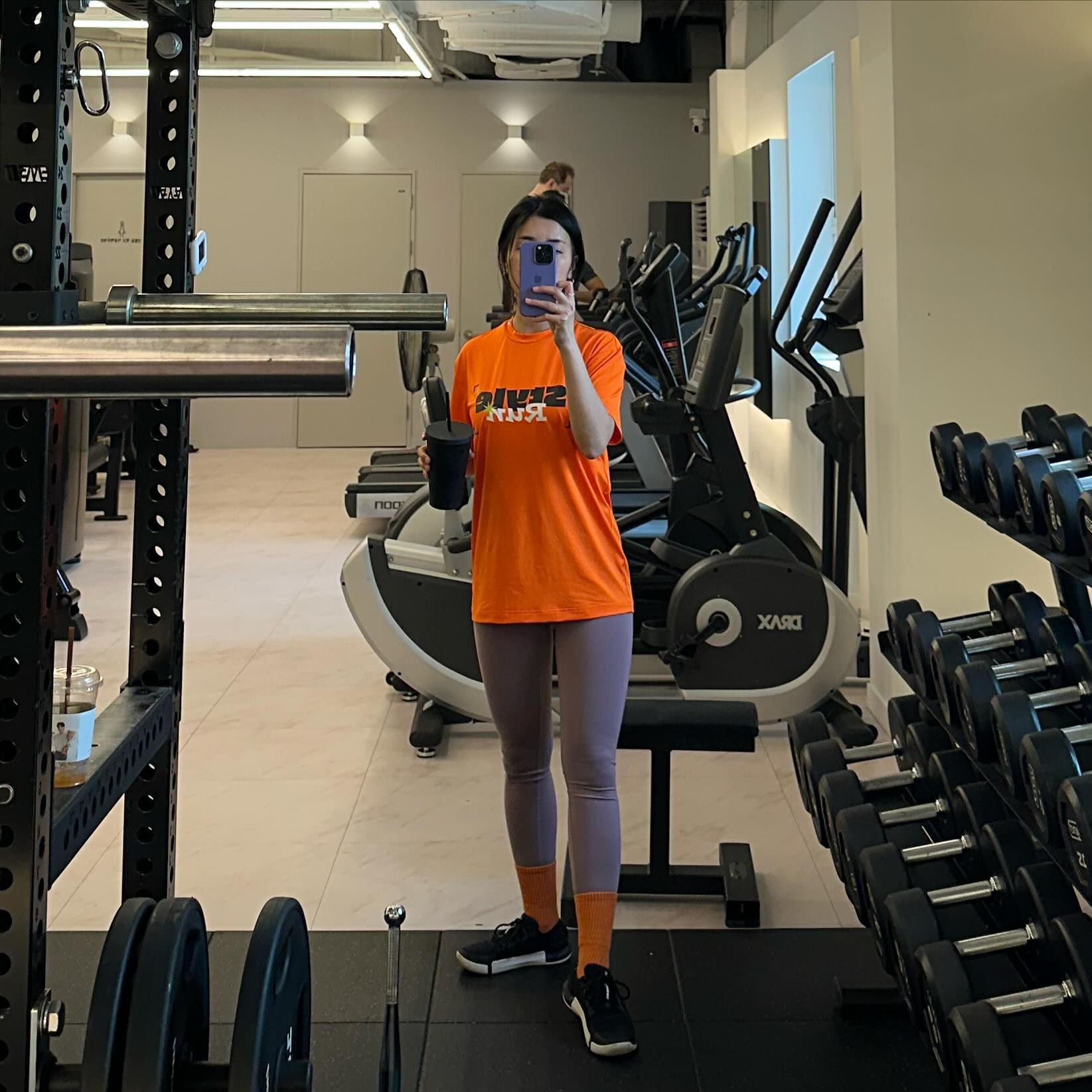 #오운완 
.
오늘도 즐거운 #수요고개 넘어갑니다!💪
점심 맛있게 드셨나요?😄
총총총!!🏃🏻‍♀️
.
전 오늘 운동도 맛있게 했습니당! 💜
오늘 점심 시간은 어깨운동을 빡세게(?) 했어요.
전보다 무게도 적고 횟수도 적은 것 같은데 왜 힘들지…?🤣🤣
.
정우쌤 말씀으로는 “그래도 이게 더 잘 들어간거예요!”👍
적은 횟수더라도 정확한 자세로 운동하는 것이 훨씬 중요하다는 말씀해주셨어요.🙌🙌🙌
.
대학원 시험 준비 때문에 바쁘고 힘드실텐데도 열정적으로 수업해주셔서 항상 감사드려요! 👍
.
.
—————————————————————————-
.
.
#운동하는아나운서 #점심시간운동 #운동인증 #운동하는 #운동기록 #운동일지 #운동맞팔 #운동자극 #운동녀