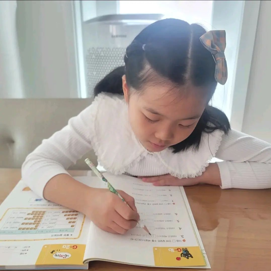 #협찬
�아이가 수학에 큰 자신이 없었는데요.
수학의 기본 개념과 원래를 이해하기 위해 시작한 기탄사고력 수학.
단계별로 A부터J까지 있기 때문에 아이 수준에 맞는 단계로 선택하면 된답니다.
문제집에 학년이 나와있지만 학년 보다는 수학이니 개인 수준에 맞춰 해주면 좋아요.
반복되는 문제와 다양한 사고 단계를 거쳐 문제 해결력을 높여주며 개념과 원리를 이해하게 도와주는 수학 문제집이라
너무 만족스러워요.

#학습지  #수학  #기탄사고력  #사고력수학