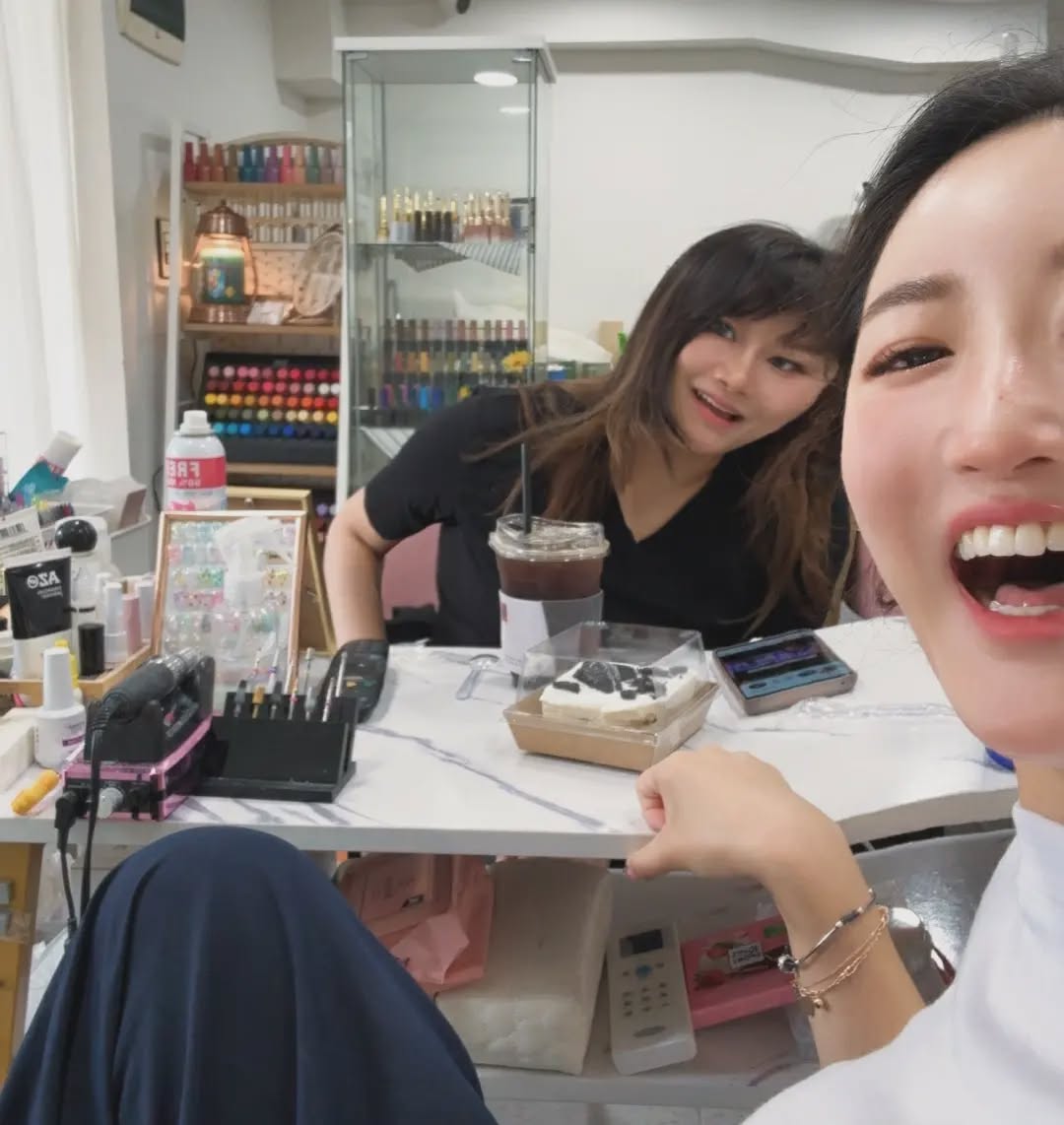 #첫줄
저희는 필터를 쓰지않아요
생각나는 #유상무상무
요즘 나의 죽수니 터전 #바이엠네일
15년 전통의 네일 속눈썹 전문
캐나다에서 까지 샵을 운영한 엄청난 실력자
속눈썹붙이다 꿀잠 잤어요 😪Zzzzz
#망원속눈썹 #망원동네일 #마포구청역 #마포구청네일
#네일맛집 #속눈썹맛집#데일리 #일상 #소통 #뷰티 #보컬트레이너 #배우 #daily #ootd #follow #mlbb #kbeauty #nail #eyelashes