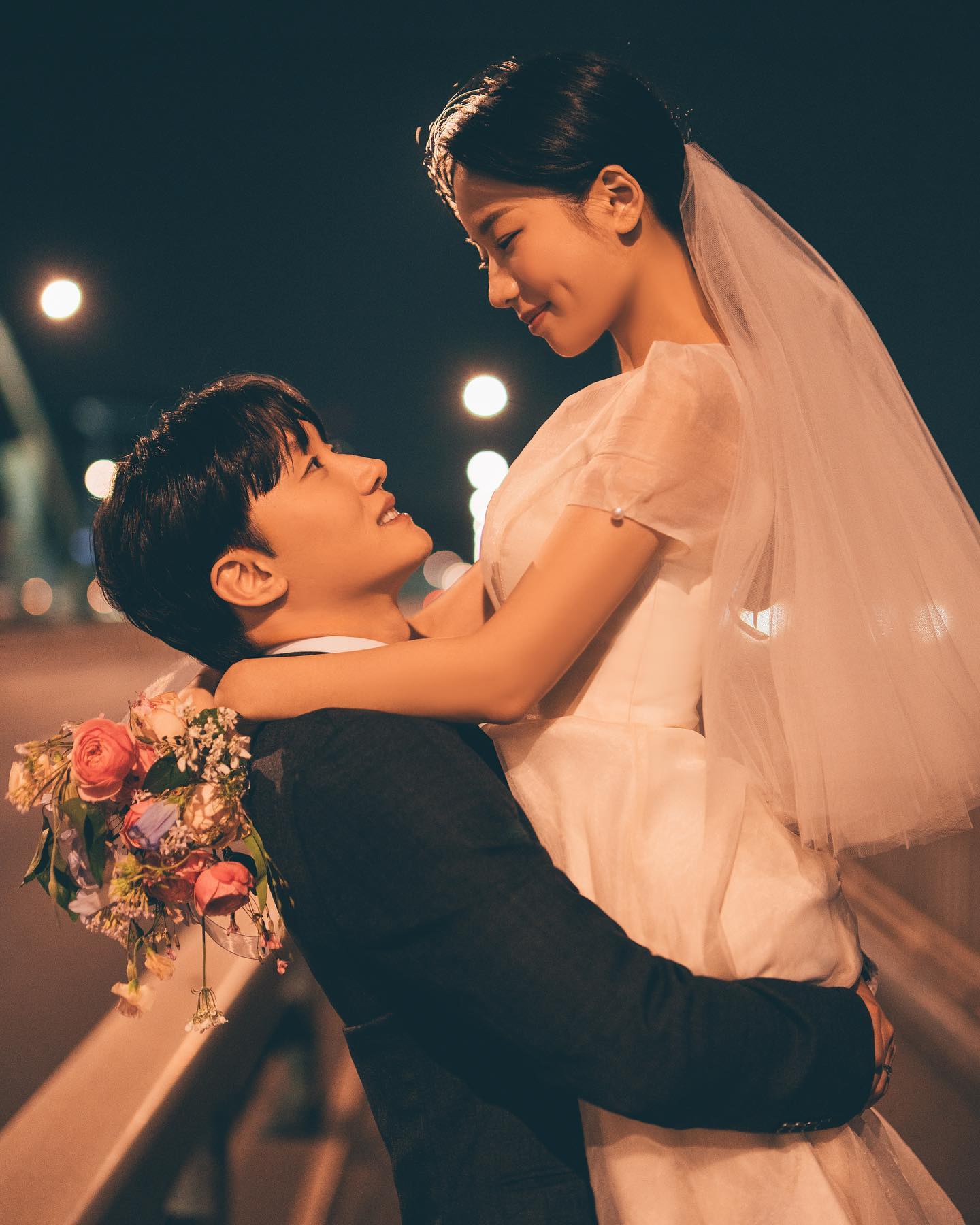 💍D-5 Wedding Day💍

🤵🏻한승희❤️유수현👰🏻‍♀️
2023.11.25 (토) 12:20 이스턴베니비스 플로리아홀

평생을 함께하고 싶은 사랑하는 사람을 만나,
함께하는 세 번째 겨울날에 이제는 부부로서 새로운 시작을 하고자 합니다.

한 분 한 분 찾아뵙고 인사드리는 것이 예의지만,
갑작스러운 연락이 부담이 되진 않을까 조심스러운 마음에
선뜻 소식을 전달드리지 못한 분들도 있습니다.

너그러이 이해해주시고 먼저 연락해주시면
기쁜 마음과 감사한 마음을 담아 소식 전하겠습니다.

저희 부부의 시작에 귀한 걸음으로 축하해주시는 분들,
멀리서 기도하고 응원해주시는 분들 모두께 진심으로 감사드립니다.

소중한 마음 평생 잊지 않고 보답하며
기쁨과 행복으로 간직하겠습니다🤍🙇🏻‍♀️